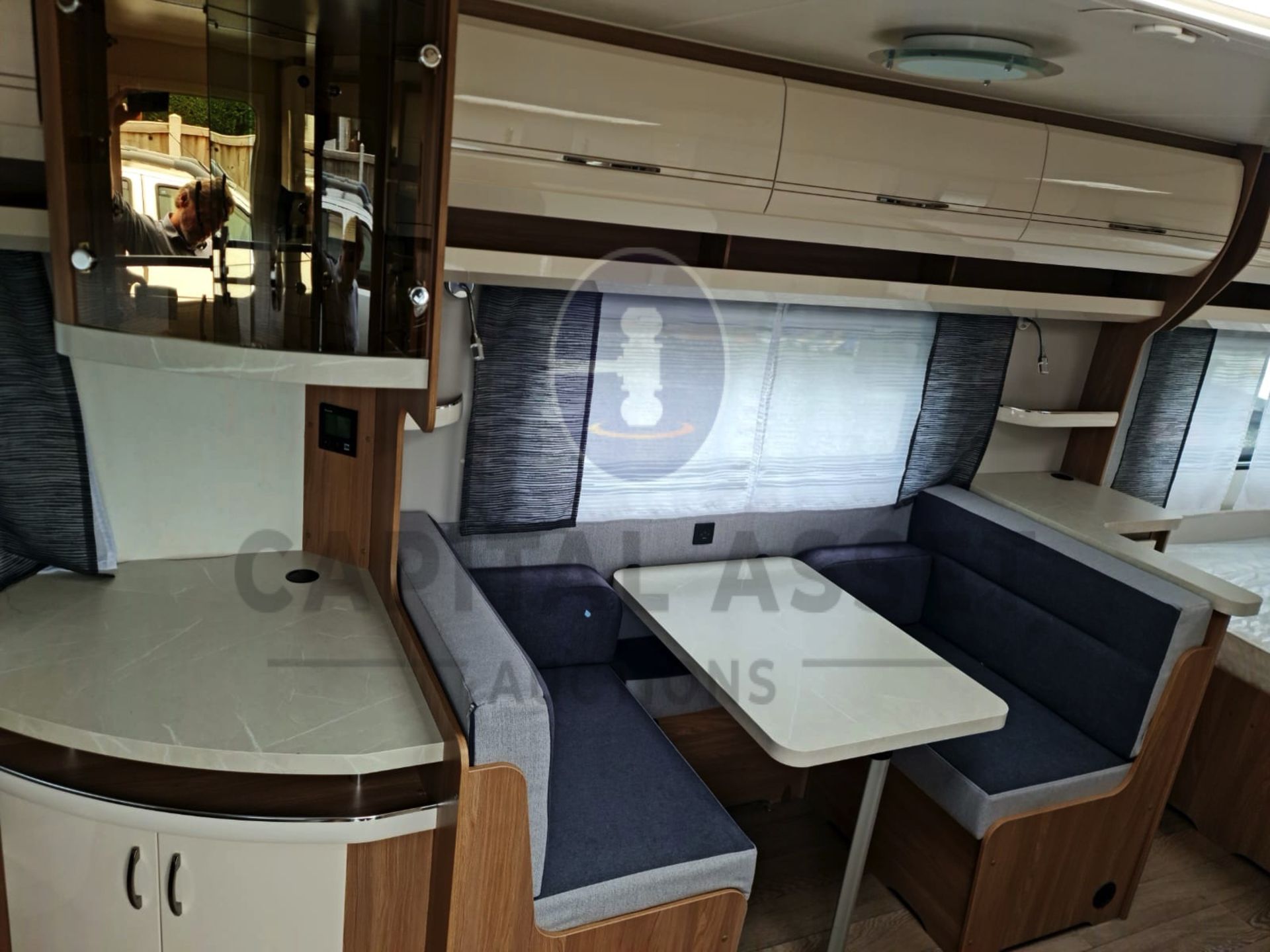 HOBBY EXCELLENT 650 UMFe (BRAND NEW-2022) 5 BERTH LUXURY TOURING CARAVAN-FIXED END BEDROOM (NO VAT) - Image 7 of 11