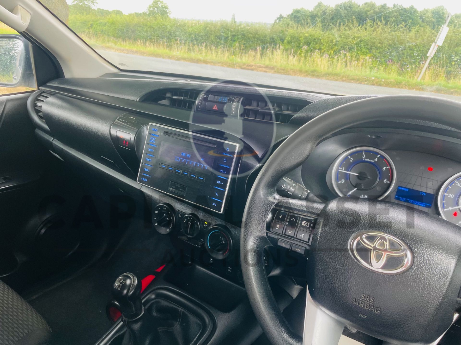 TOYOTA HILUX *DOUBLE CAB PICK-UP* (2018 - EURO 6) 2.4 D4-D - 6 SPEED (1 OWNER) *ULTRA LOW MILES* - Image 31 of 40
