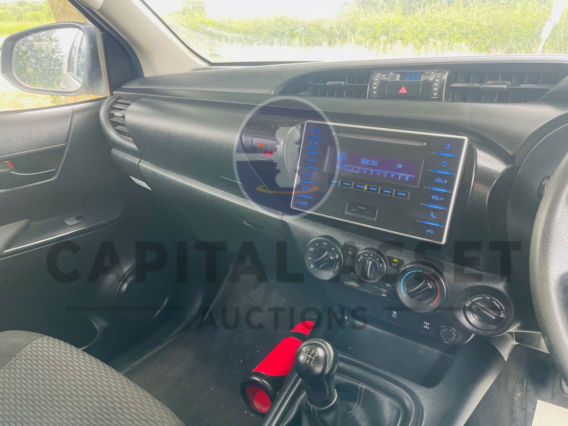 TOYOTA HILUX *DOUBLE CAB PICK-UP* (2018 - EURO 6) 2.4 D4-D - 6 SPEED (1 OWNER) *ULTRA LOW MILES* - Image 32 of 40