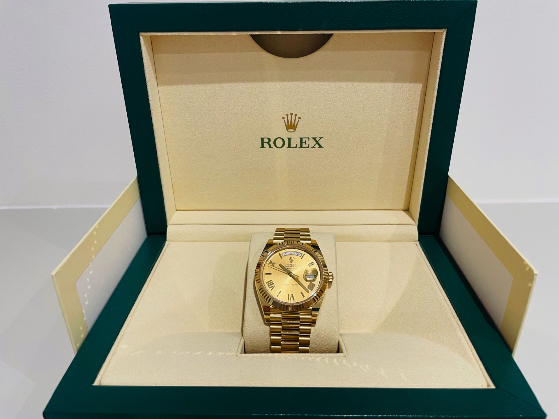 ROLEX DAY-DATE 40MM *18CT GOLD - ROMAN DIAL* (2022-NEW / UNWORN) *GENUINE TIMEPIECE* (BEAT THE WAIT) - Image 13 of 17