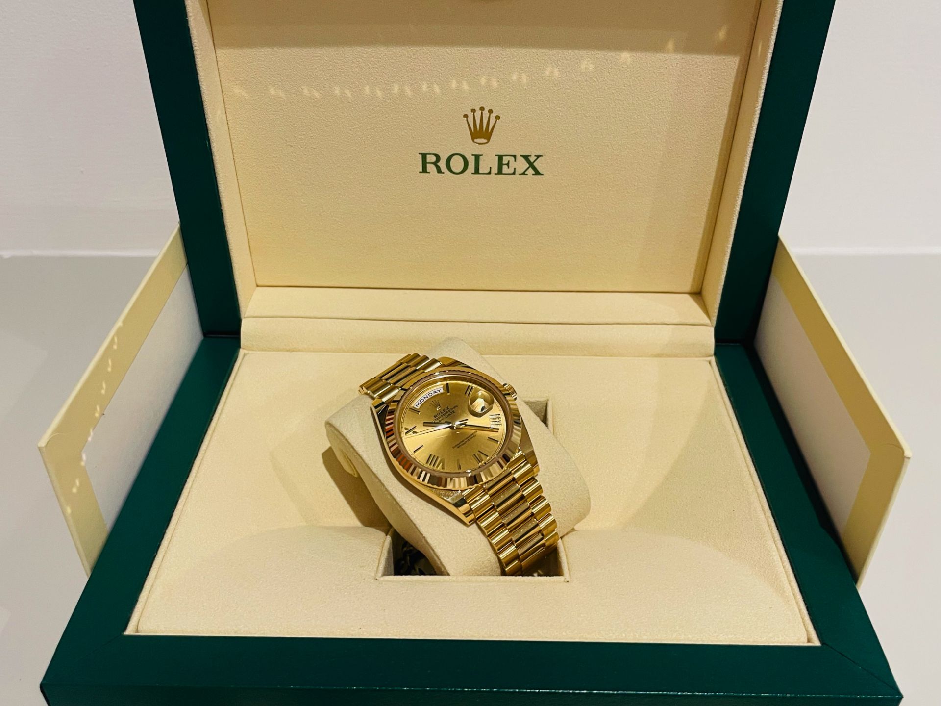 ROLEX DAY-DATE 40MM *18CT GOLD - ROMAN DIAL* (2022-NEW / UNWORN) *GENUINE TIMEPIECE* (BEAT THE WAIT) - Image 9 of 17