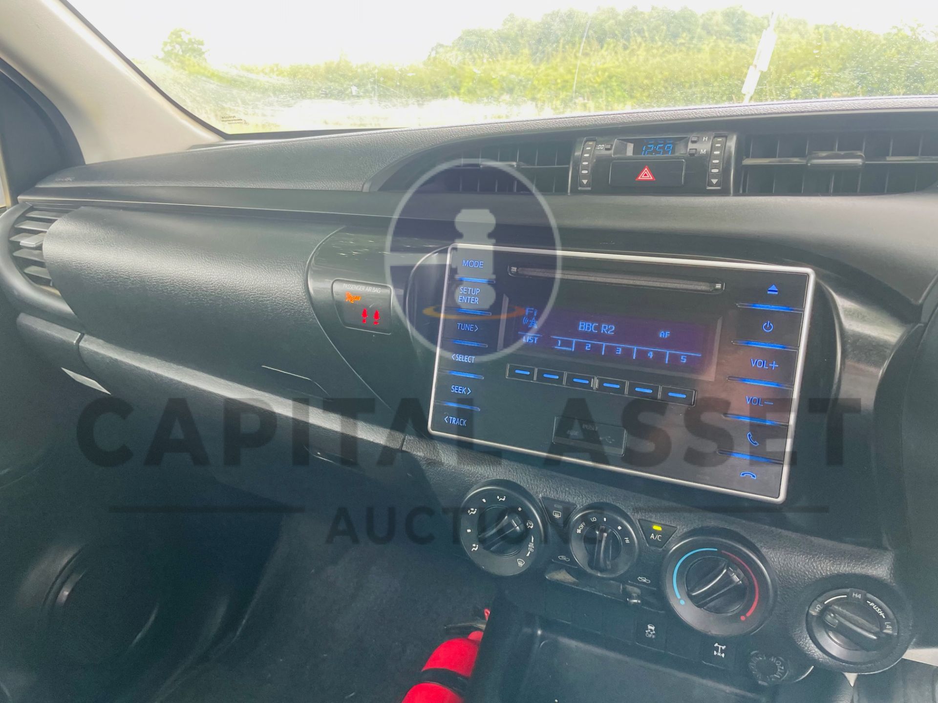 TOYOTA HILUX *DOUBLE CAB PICK-UP* (2018 - EURO 6) 2.4 D4-D - 6 SPEED (1 OWNER) *ULTRA LOW MILES* - Image 33 of 40