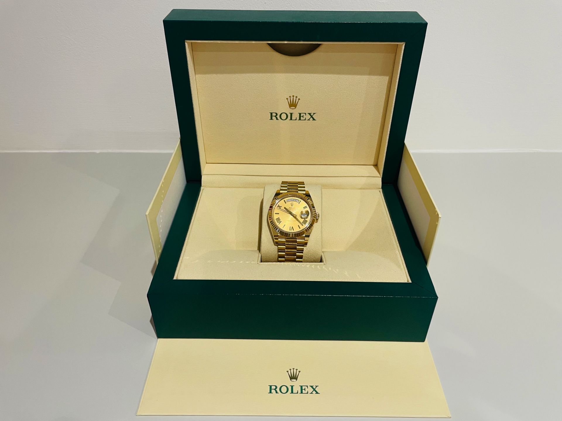 ROLEX DAY-DATE 40MM *18CT GOLD - ROMAN DIAL* (2022-NEW / UNWORN) *GENUINE TIMEPIECE* (BEAT THE WAIT) - Image 14 of 17