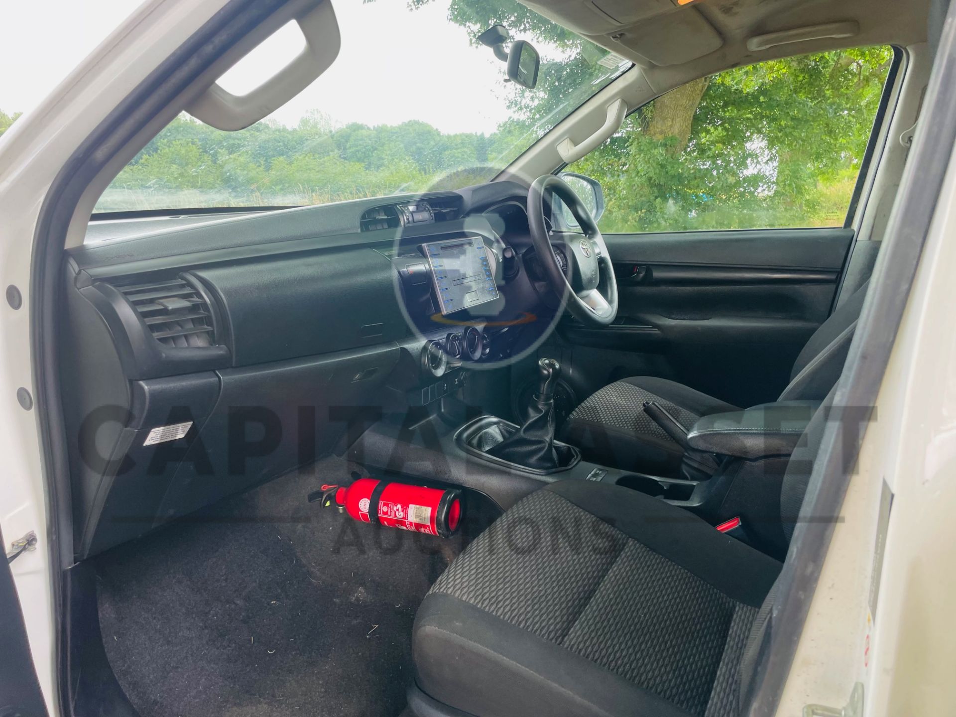 TOYOTA HILUX *DOUBLE CAB PICK-UP* (2018 - EURO 6) 2.4 D4-D - 6 SPEED (1 OWNER) *ULTRA LOW MILES* - Image 20 of 40