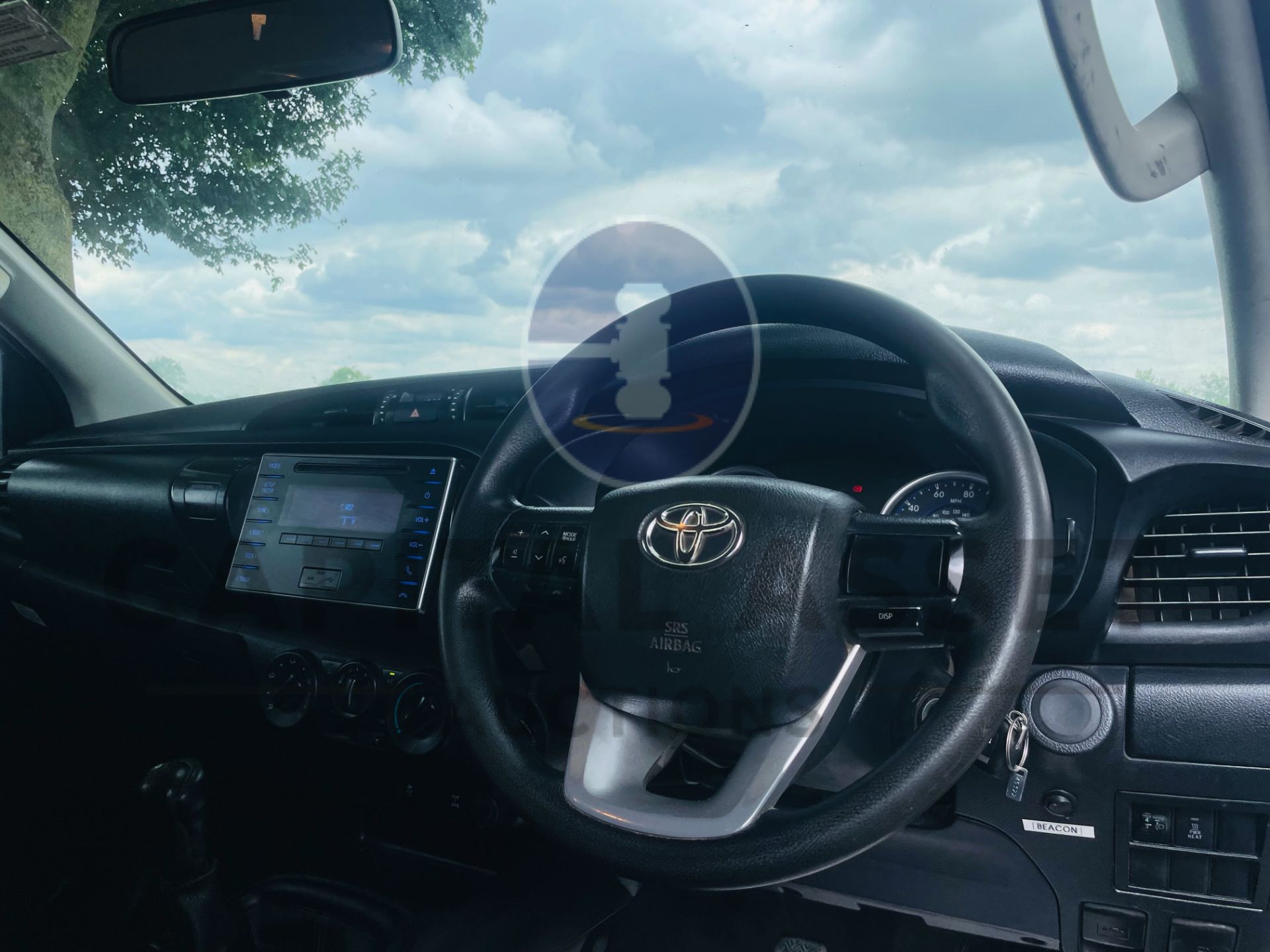TOYOTA HILUX *DOUBLE CAB PICK-UP* (2018 - EURO 6) 2.4 D4-D - 6 SPEED (1 OWNER) *ULTRA LOW MILES* - Image 29 of 40