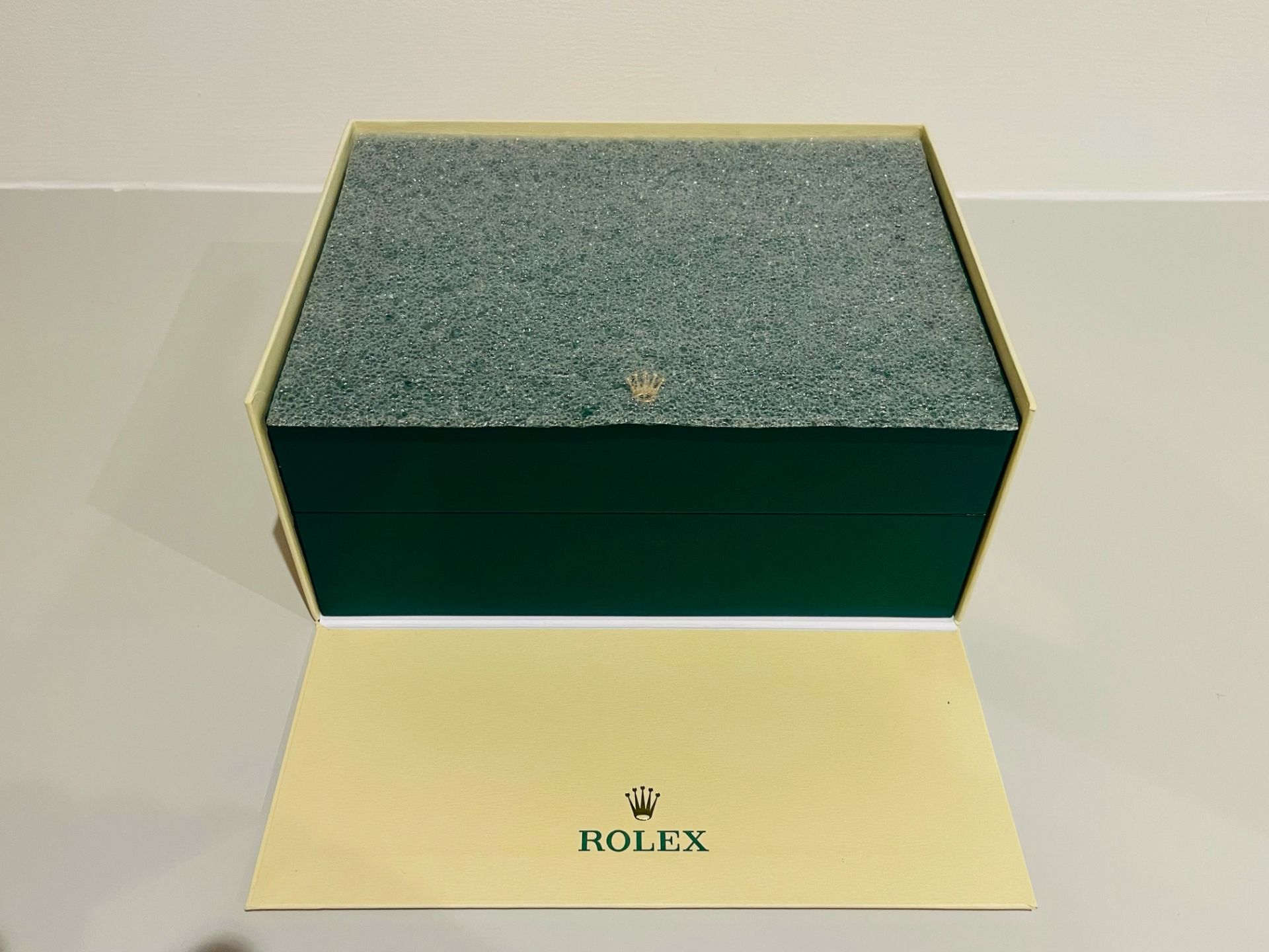 ROLEX DAY-DATE 40MM *18CT GOLD - ROMAN DIAL* (2022-NEW / UNWORN) *GENUINE TIMEPIECE* (BEAT THE WAIT) - Image 16 of 17