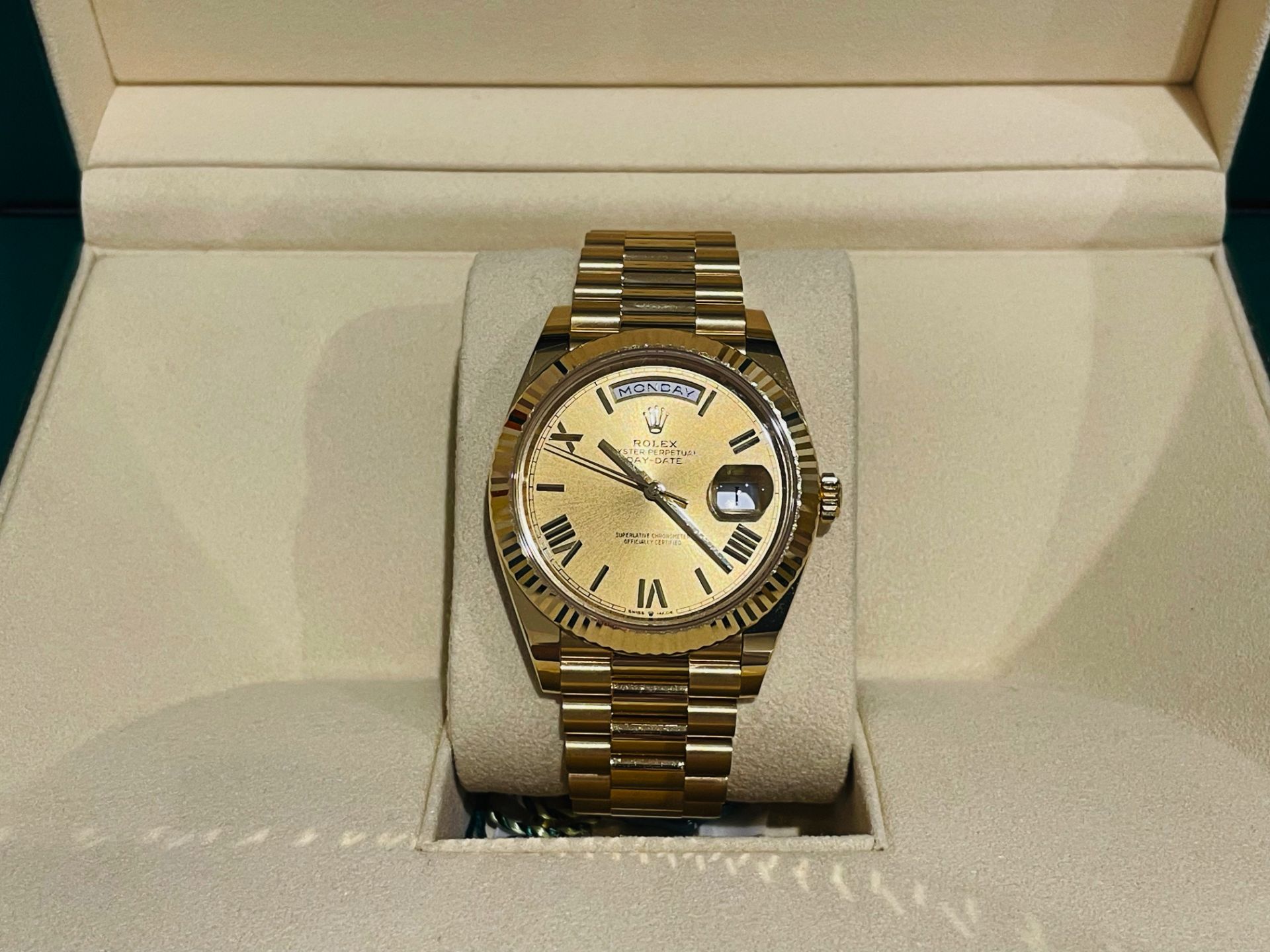 ROLEX DAY-DATE 40MM *18CT GOLD - ROMAN DIAL* (2022-NEW / UNWORN) *GENUINE TIMEPIECE* (BEAT THE WAIT) - Image 12 of 17