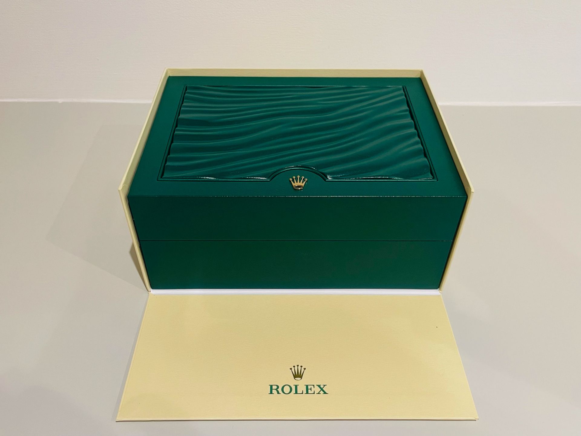 ROLEX DAY-DATE 40MM *18CT GOLD - ROMAN DIAL* (2022-NEW / UNWORN) *GENUINE TIMEPIECE* (BEAT THE WAIT) - Image 15 of 17