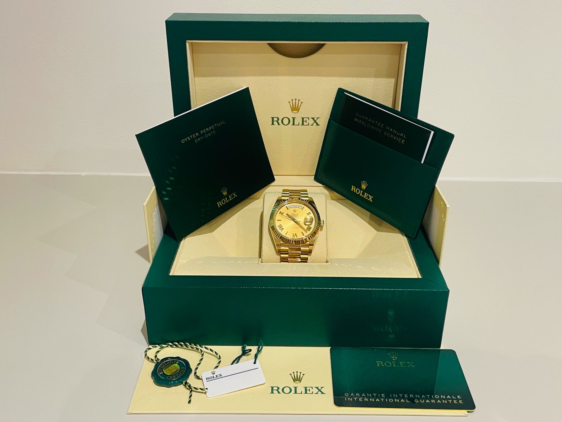 ROLEX DAY-DATE 40MM *18CT GOLD - ROMAN DIAL* (2022-NEW / UNWORN) *GENUINE TIMEPIECE* (BEAT THE WAIT) - Image 5 of 17