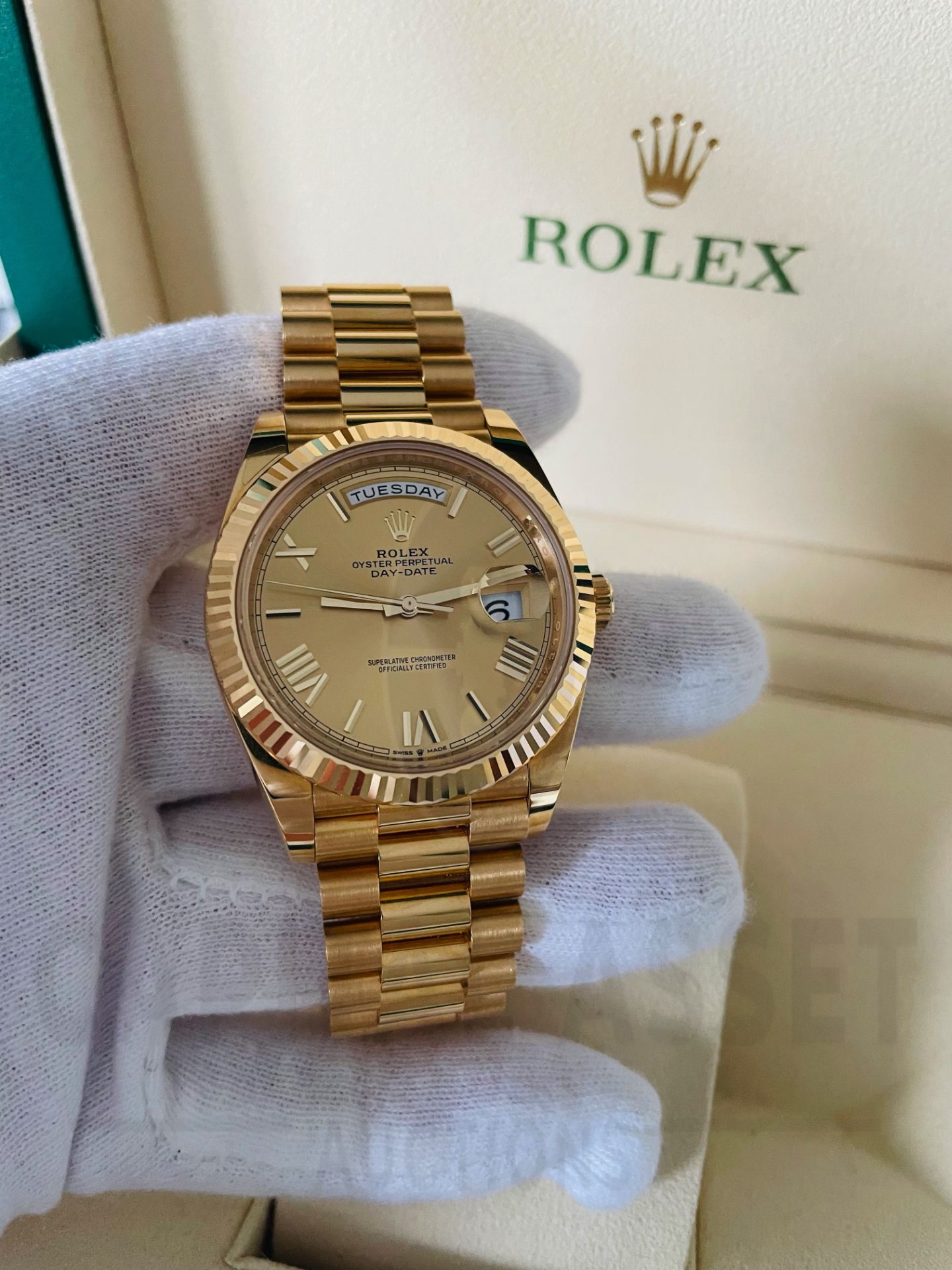 (On Sale) ROLEX DAY-DATE 40MM *18CT GOLD - ROMAN DIAL* (2022) *GENUINE TIMEPIECE* (BEAT THE WAIT) - Image 7 of 19