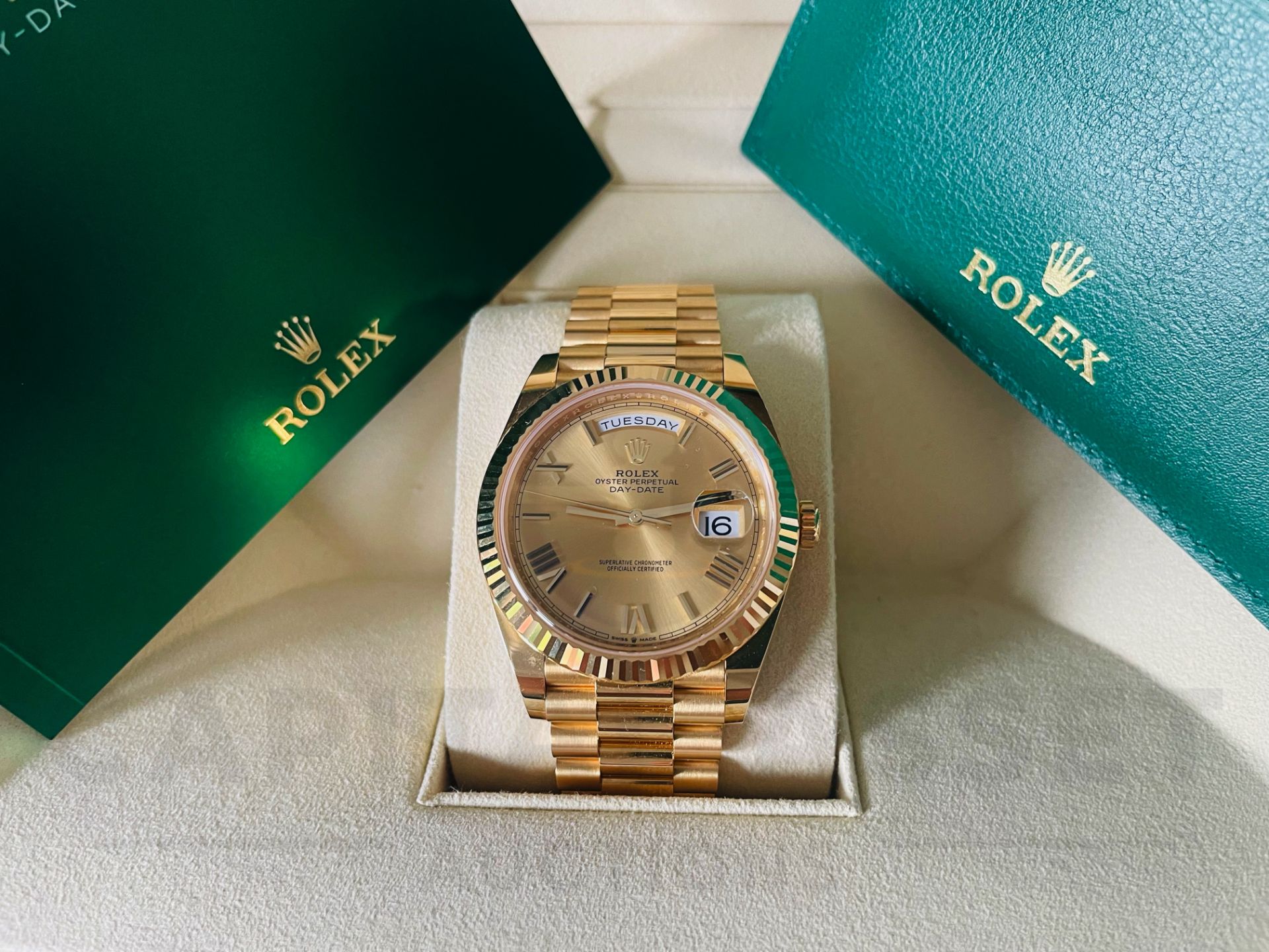 (On Sale) ROLEX DAY-DATE 40MM *18CT GOLD - ROMAN DIAL* (2022) *GENUINE TIMEPIECE* (BEAT THE WAIT) - Image 13 of 19