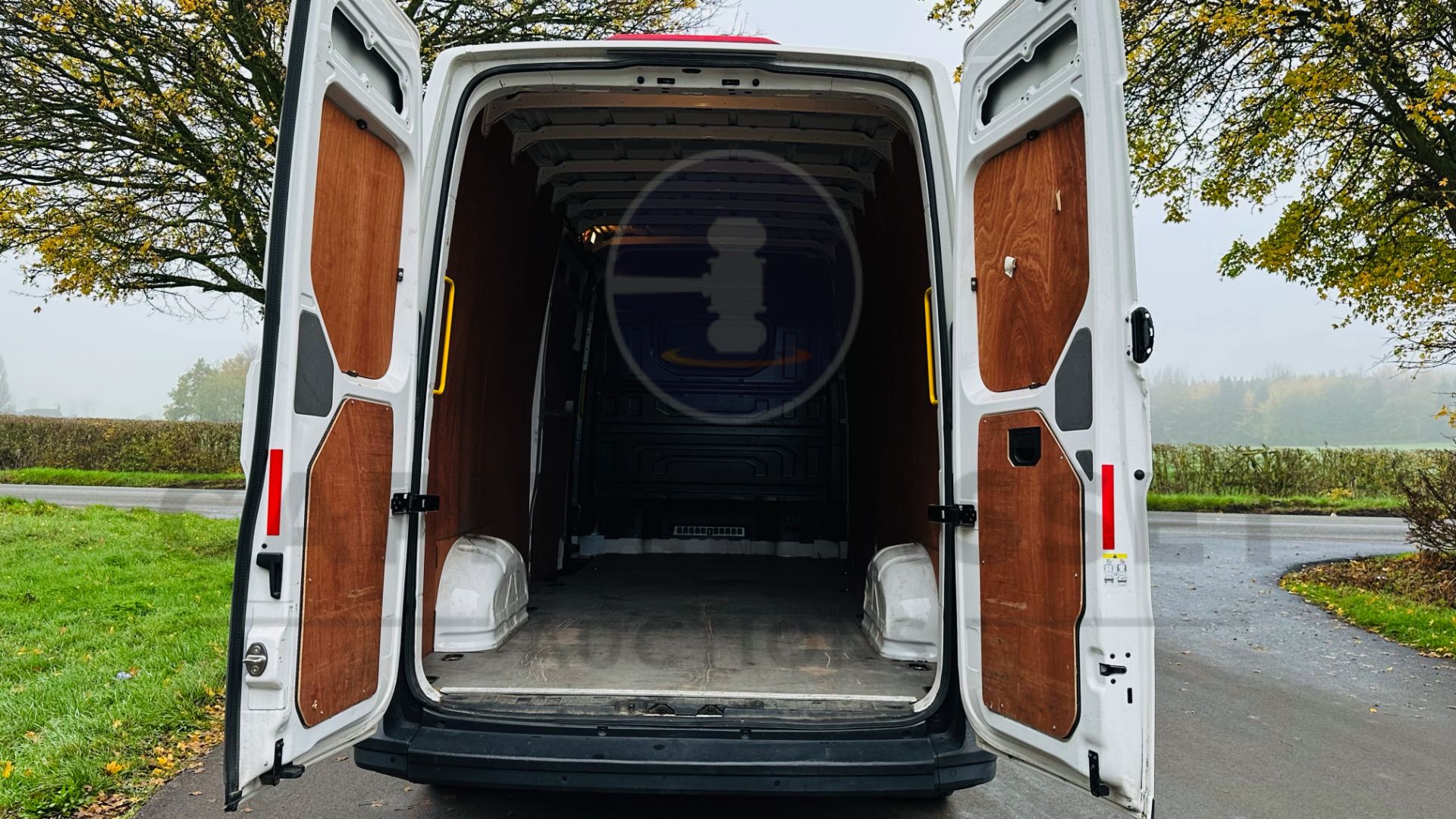 VOLKSWAGEN CRAFTER *TRENDLINE* LWB HI-ROOF (2020 -EURO 6) 2.0 TDI -1 40 BHP- 6 SPEED *A/C* (3500 KG) - Image 23 of 39