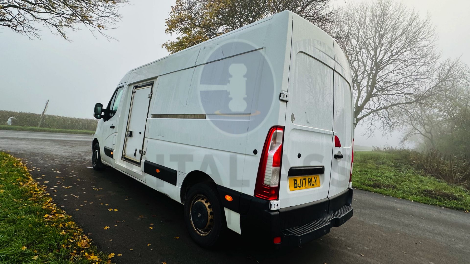 (ON SALE) NISSAN NV400 *LWB - REFRIGERATED VAN* (2017 - EURO 6) 2.3 DCI (3500 KG) *1 OWNER FROM NEW* - Image 10 of 40