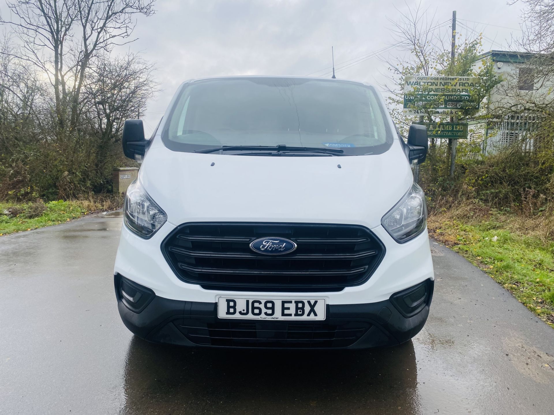 FORD TRANSIT CUSTOM 300 2.0TDCI (2020 MODEL) 1 OWNER - AIR CONDITIONING - EURO 6 - FSH - LOOK - Image 4 of 24