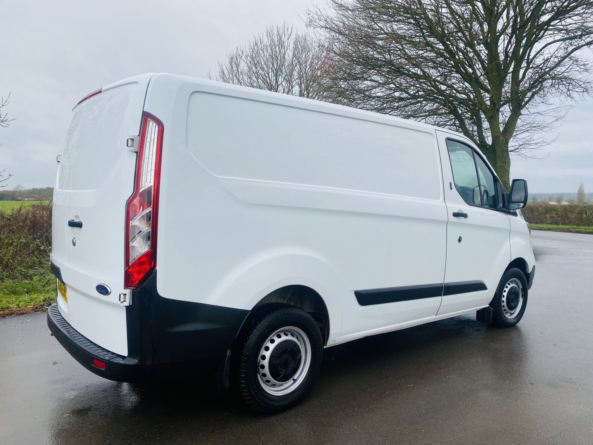 FORD TRANSIT CUSTOM 300 2.0TDCI (2020 MODEL) 1 OWNER - AIR CONDITIONING - EURO 6 - FSH - LOOK - Image 9 of 24