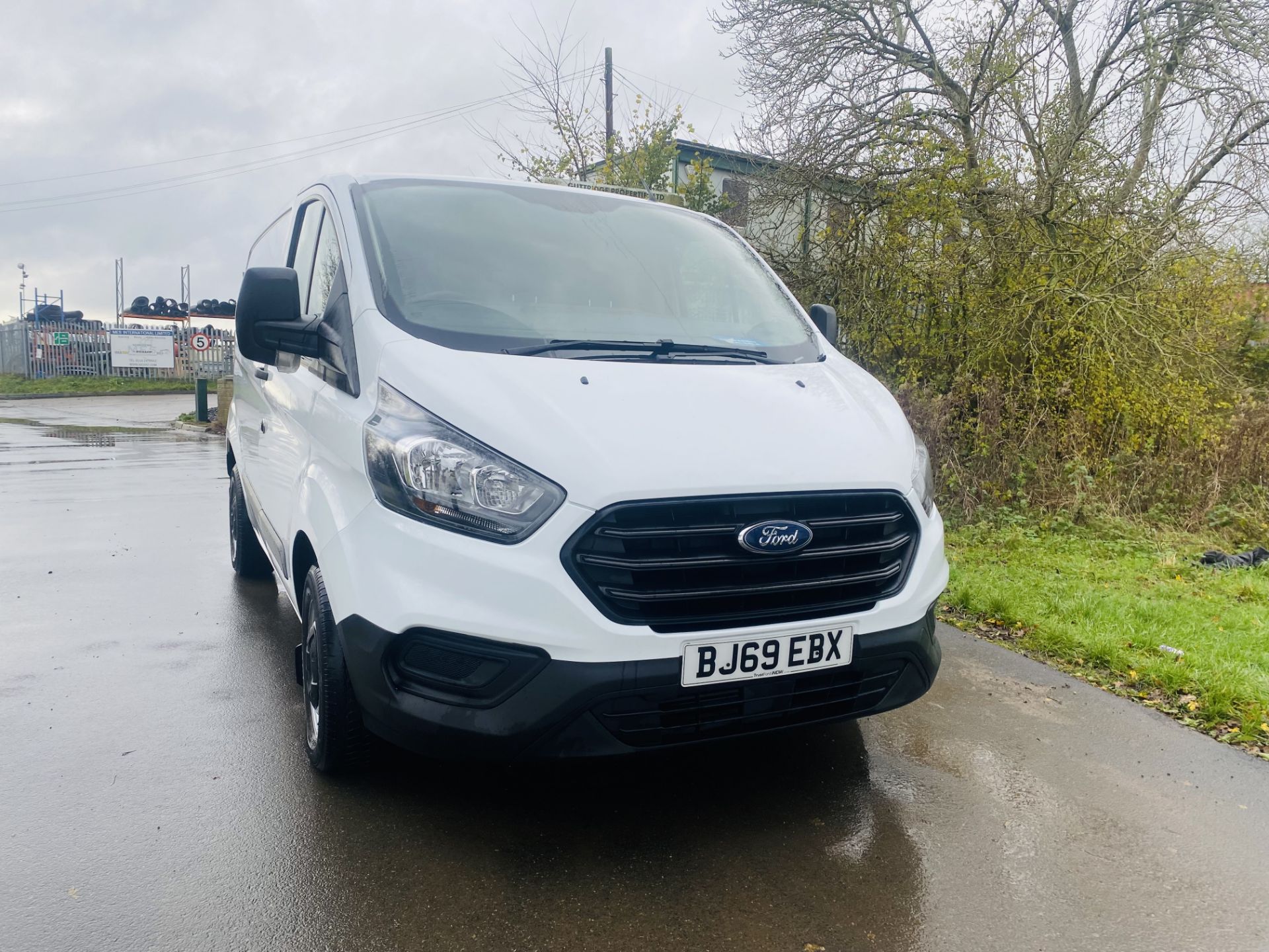 FORD TRANSIT CUSTOM 300 2.0TDCI (2020 MODEL) 1 OWNER - AIR CONDITIONING - EURO 6 - FSH - LOOK - Image 3 of 24