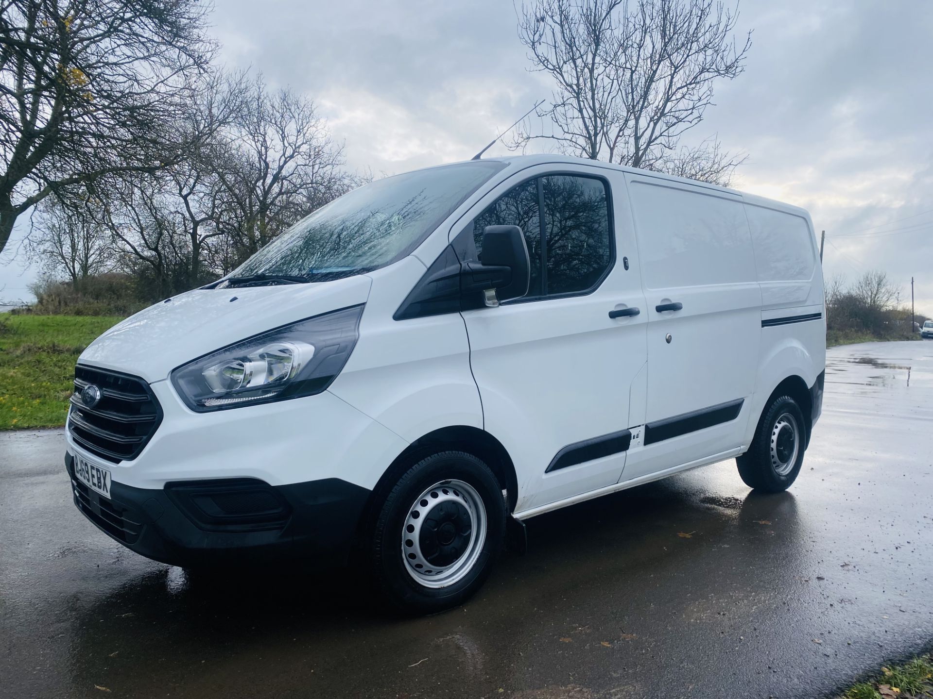 FORD TRANSIT CUSTOM 300 2.0TDCI (2020 MODEL) 1 OWNER - AIR CONDITIONING - EURO 6 - FSH - LOOK - Image 5 of 24