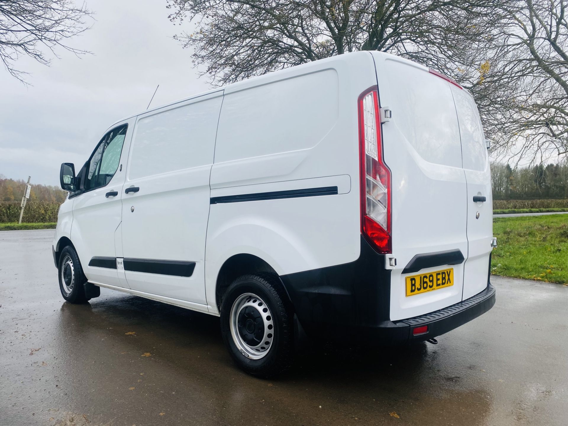 FORD TRANSIT CUSTOM 300 2.0TDCI (2020 MODEL) 1 OWNER - AIR CONDITIONING - EURO 6 - FSH - LOOK - Image 7 of 24