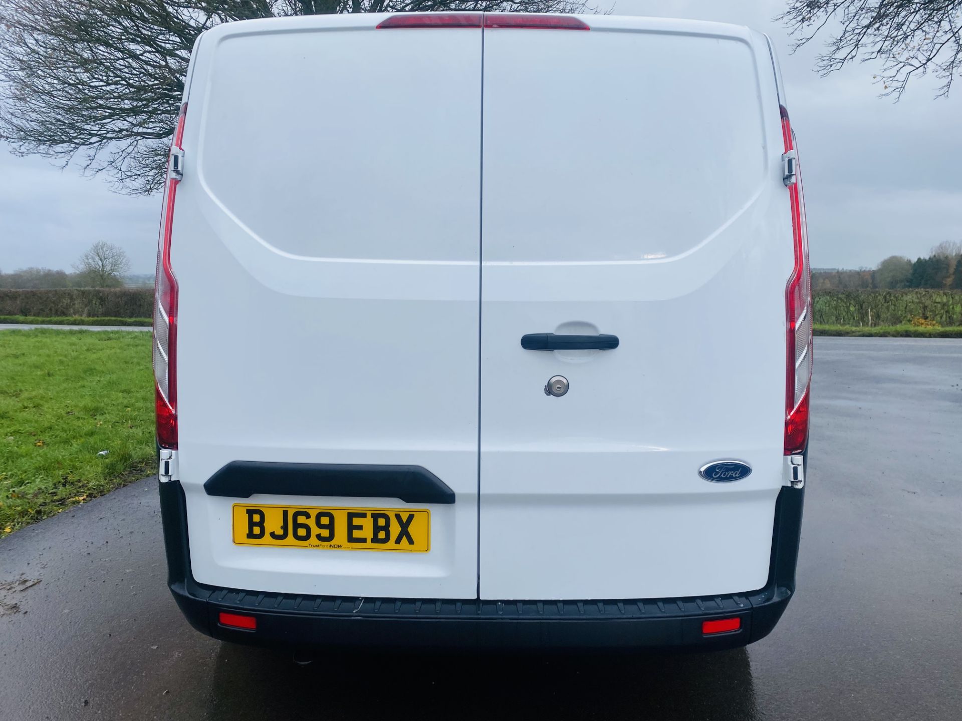 FORD TRANSIT CUSTOM 300 2.0TDCI (2020 MODEL) 1 OWNER - AIR CONDITIONING - EURO 6 - FSH - LOOK - Image 8 of 24