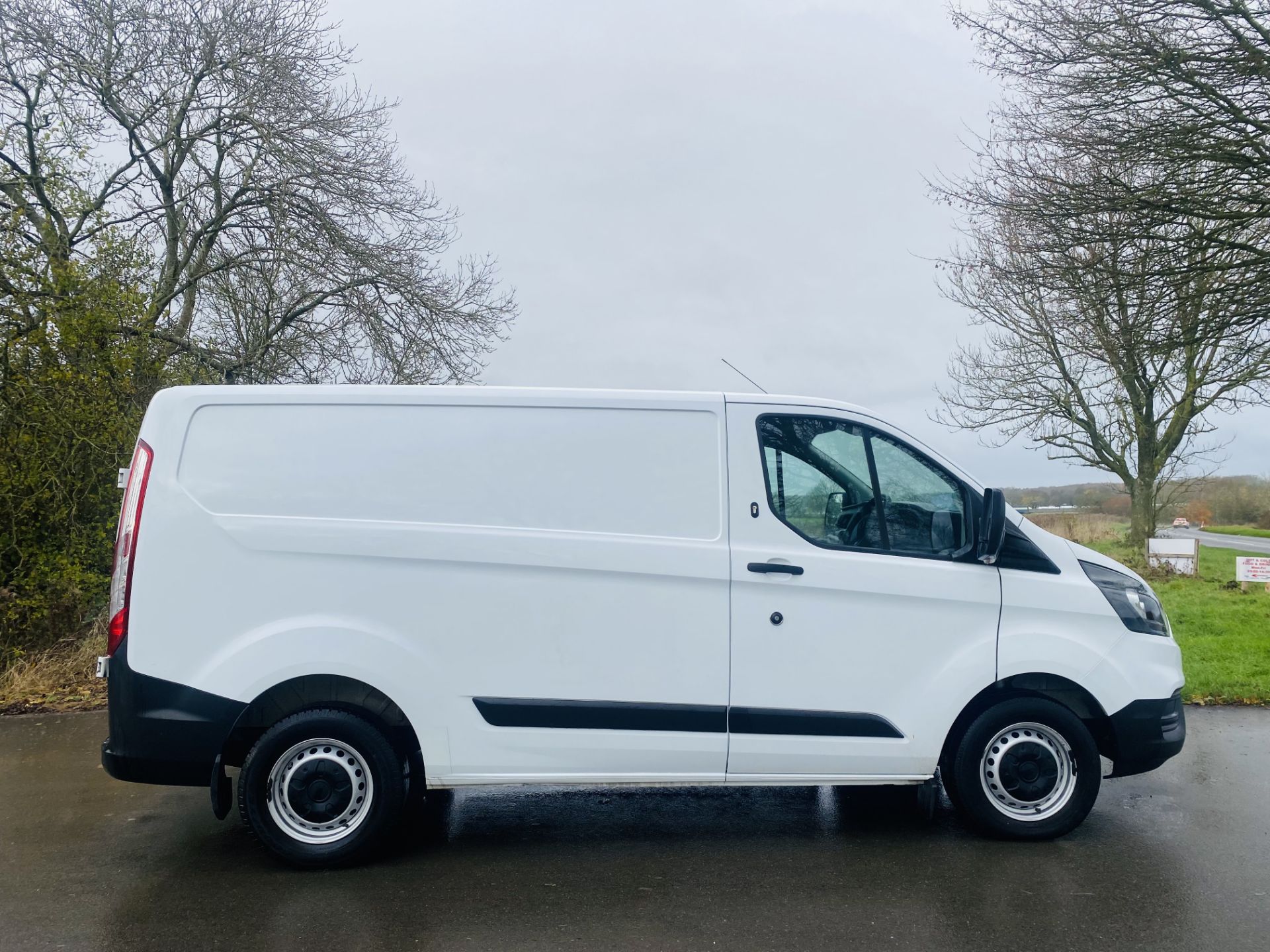 FORD TRANSIT CUSTOM 300 2.0TDCI (2020 MODEL) 1 OWNER - AIR CONDITIONING - EURO 6 - FSH - LOOK - Image 10 of 24