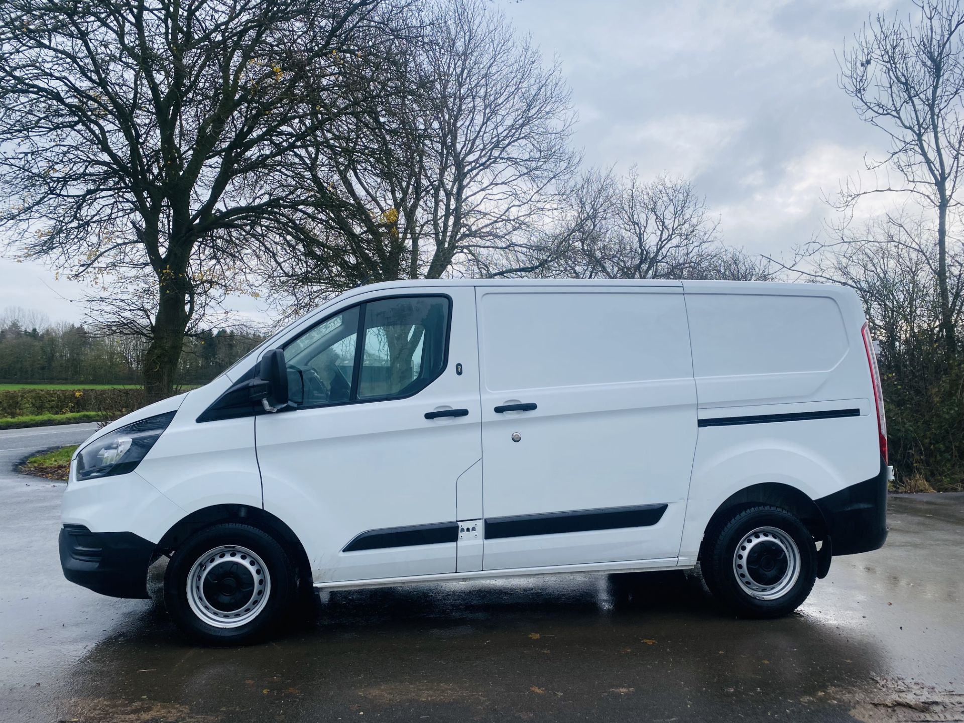 FORD TRANSIT CUSTOM 300 2.0TDCI (2020 MODEL) 1 OWNER - AIR CONDITIONING - EURO 6 - FSH - LOOK - Image 6 of 24