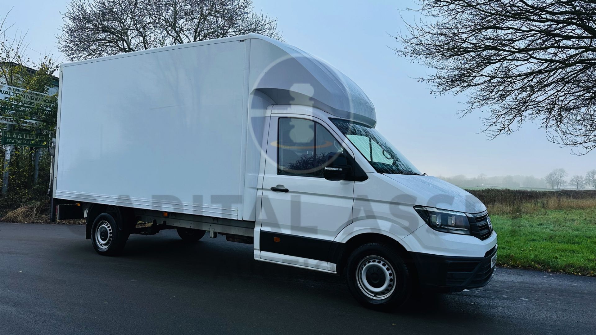 VOLKSWAGEN CRAFTER CR35 *LWB - LUTON / BOX VAN* (2020-EURO 6) 2.0 TDI - 6 SPEED *TAIL-LIFT* (3500KG) - Image 2 of 40