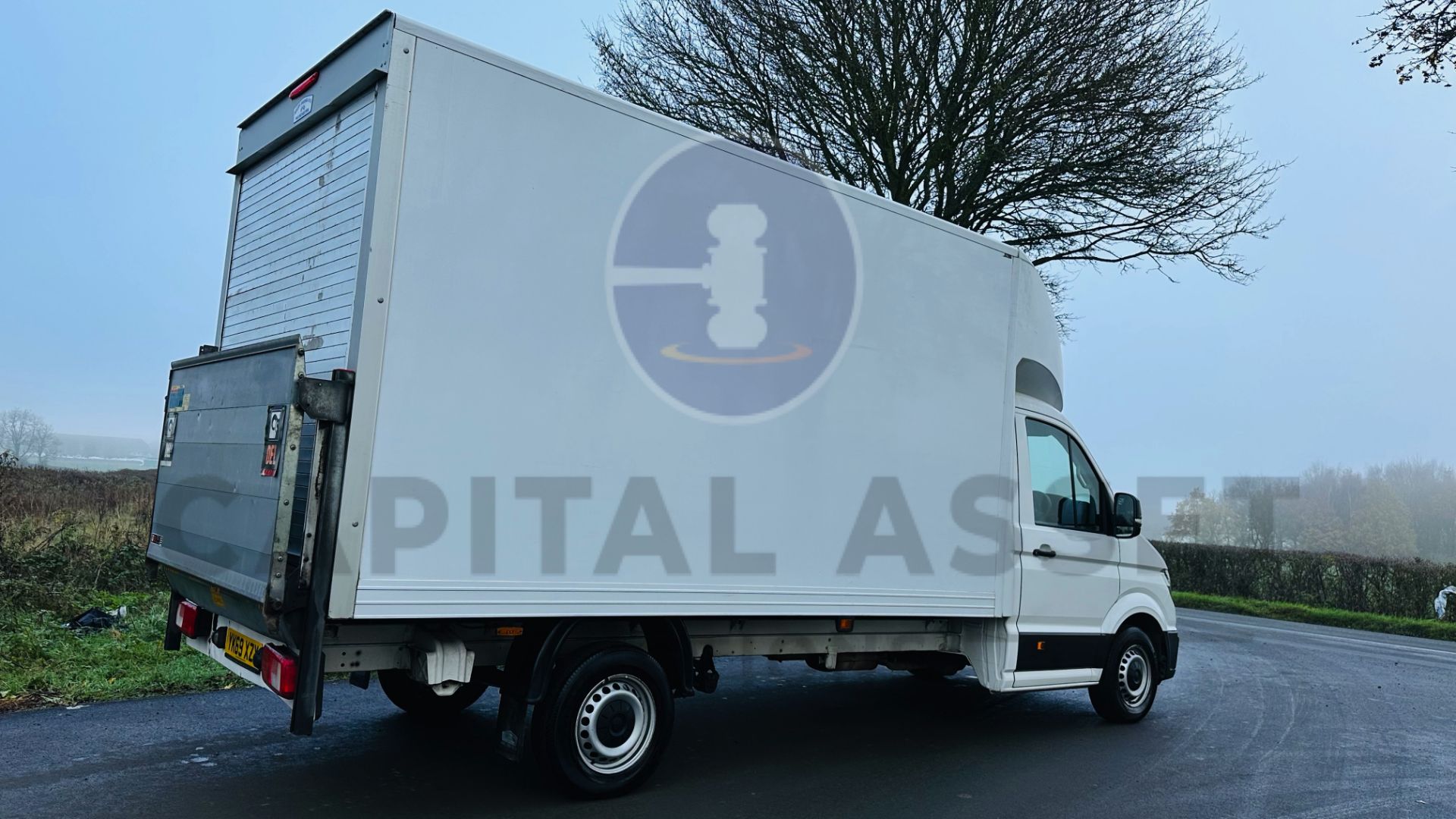 VOLKSWAGEN CRAFTER CR35 *LWB - LUTON / BOX VAN* (2020-EURO 6) 2.0 TDI - 6 SPEED *TAIL-LIFT* (3500KG) - Image 13 of 40