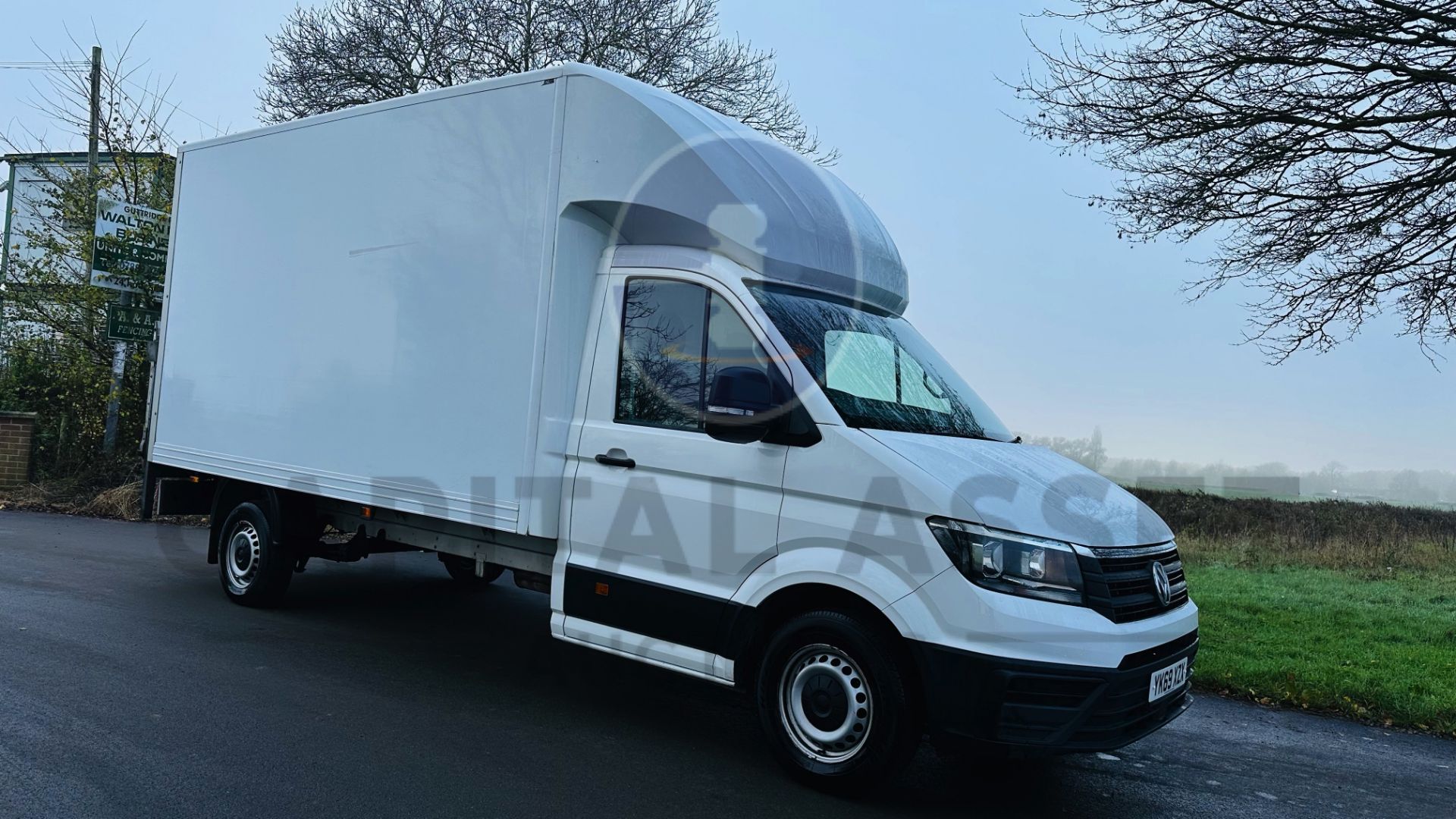 VOLKSWAGEN CRAFTER CR35 *LWB - LUTON / BOX VAN* (2020-EURO 6) 2.0 TDI - 6 SPEED *TAIL-LIFT* (3500KG) - Image 3 of 40