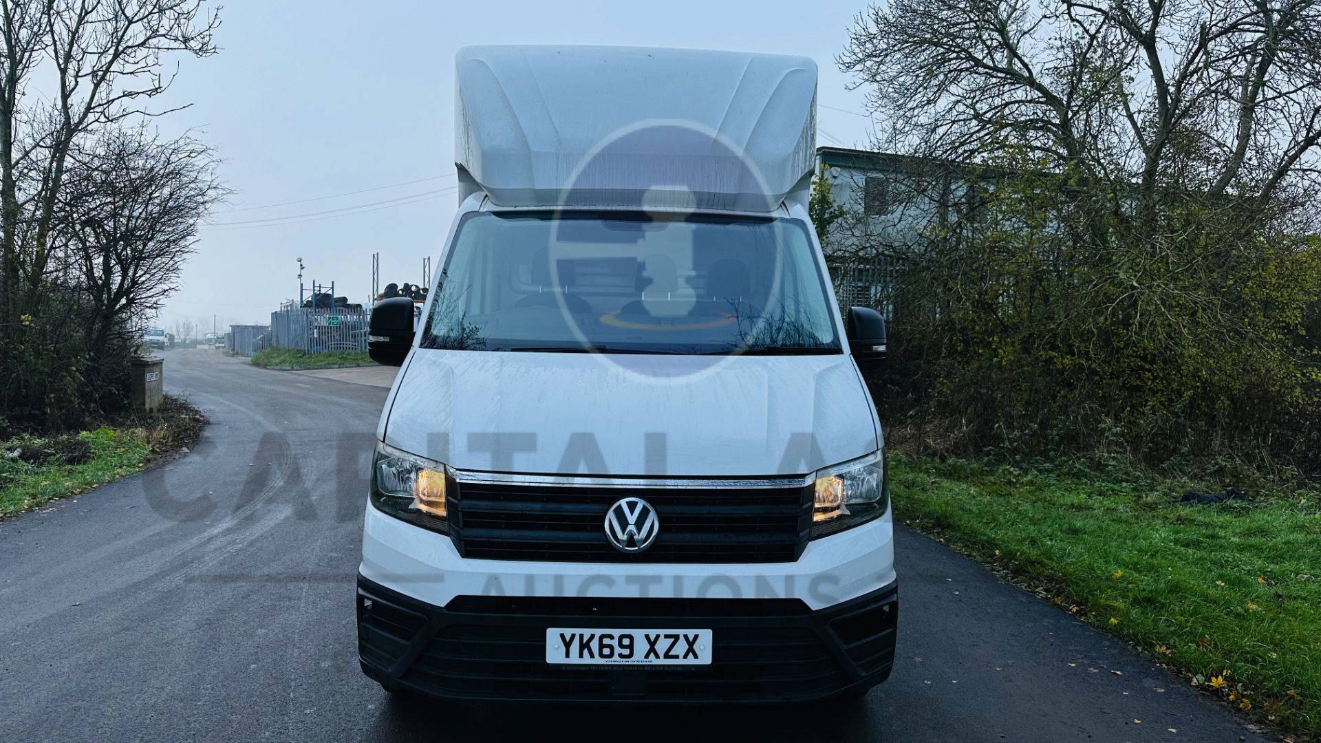 VOLKSWAGEN CRAFTER CR35 *LWB - LUTON / BOX VAN* (2020-EURO 6) 2.0 TDI - 6 SPEED *TAIL-LIFT* (3500KG) - Image 4 of 40