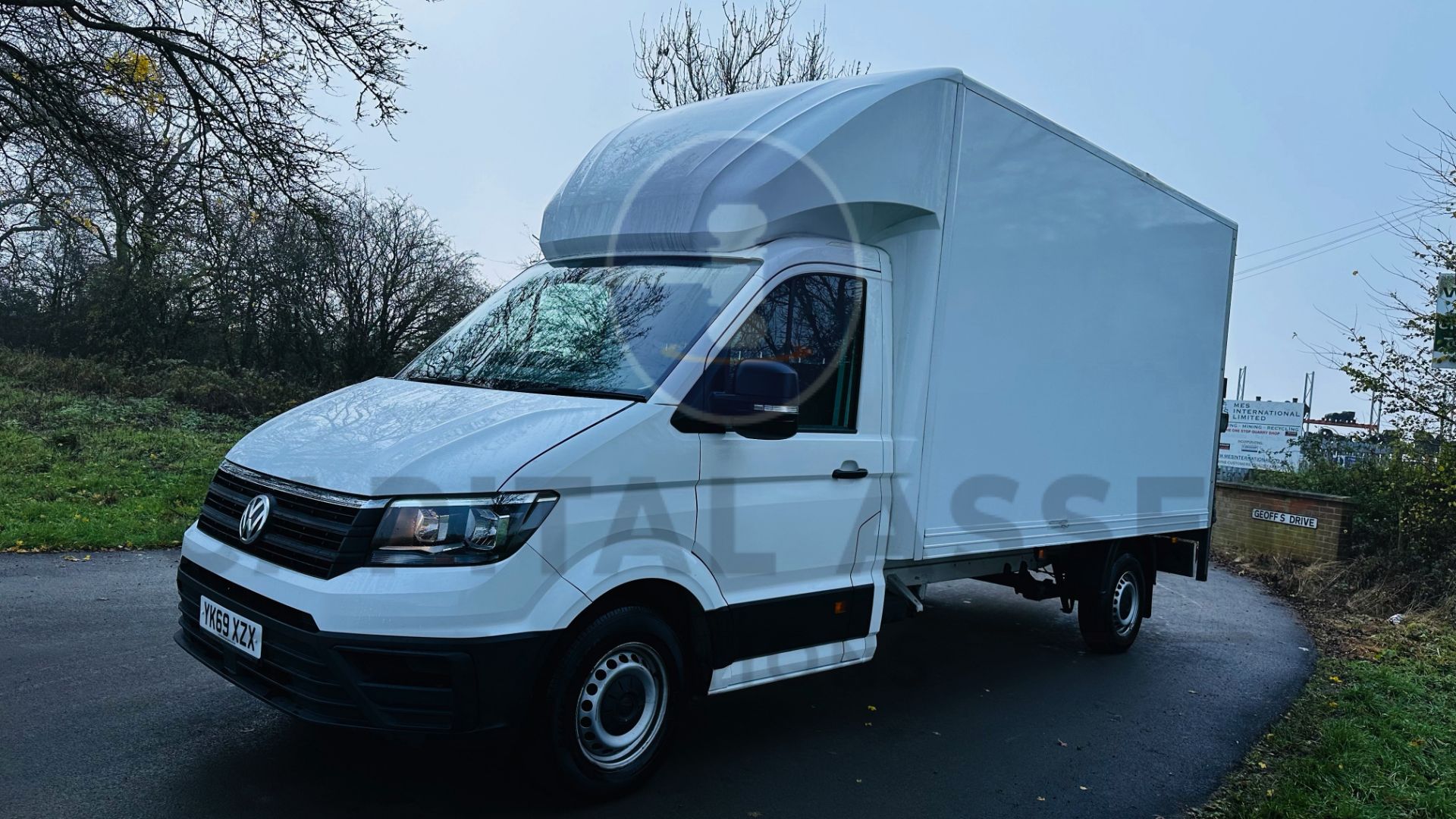 VOLKSWAGEN CRAFTER CR35 *LWB - LUTON / BOX VAN* (2020-EURO 6) 2.0 TDI - 6 SPEED *TAIL-LIFT* (3500KG) - Image 6 of 40