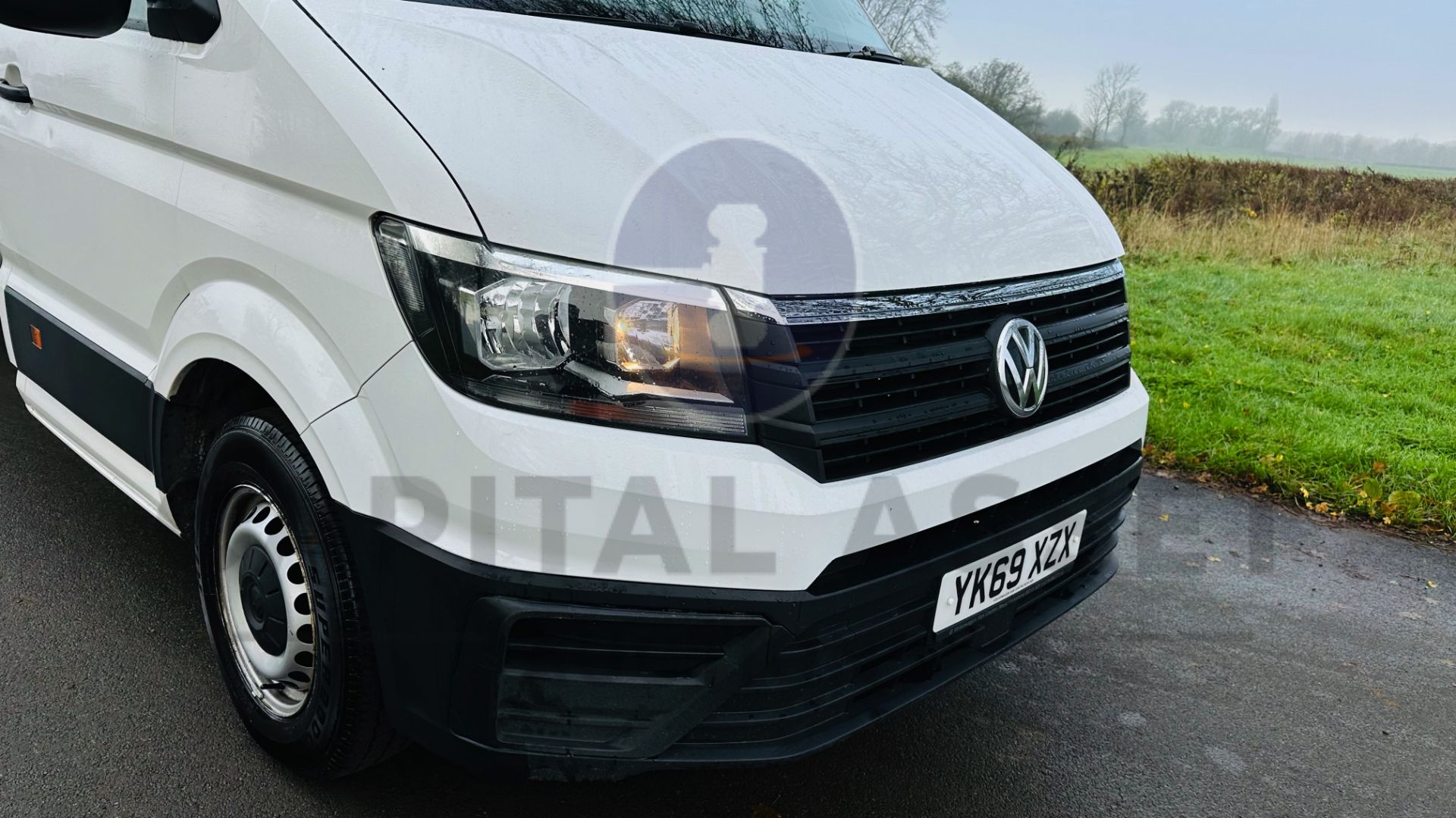 VOLKSWAGEN CRAFTER CR35 *LWB - LUTON / BOX VAN* (2020-EURO 6) 2.0 TDI - 6 SPEED *TAIL-LIFT* (3500KG) - Image 15 of 40