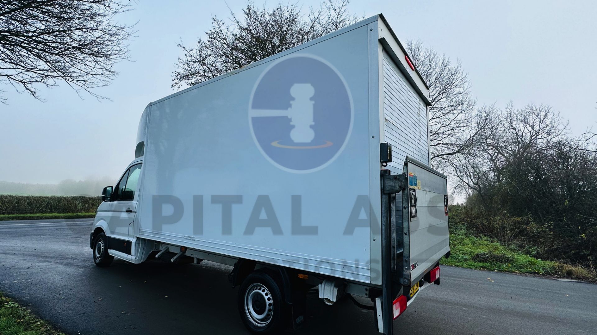 VOLKSWAGEN CRAFTER CR35 *LWB - LUTON / BOX VAN* (2020-EURO 6) 2.0 TDI - 6 SPEED *TAIL-LIFT* (3500KG) - Image 9 of 40