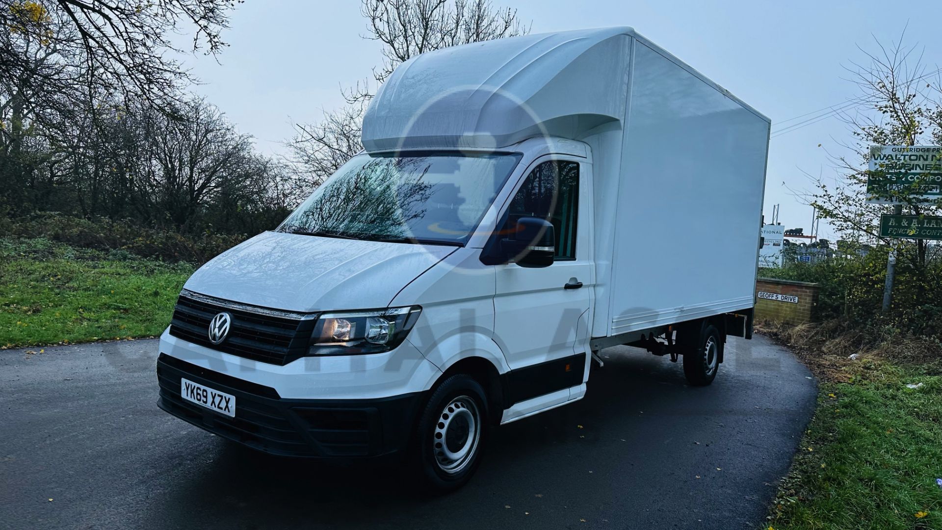 VOLKSWAGEN CRAFTER CR35 *LWB - LUTON / BOX VAN* (2020-EURO 6) 2.0 TDI - 6 SPEED *TAIL-LIFT* (3500KG) - Image 5 of 40