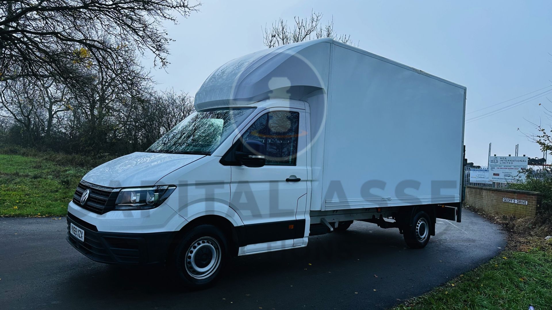 VOLKSWAGEN CRAFTER CR35 *LWB - LUTON / BOX VAN* (2020-EURO 6) 2.0 TDI - 6 SPEED *TAIL-LIFT* (3500KG) - Image 7 of 40