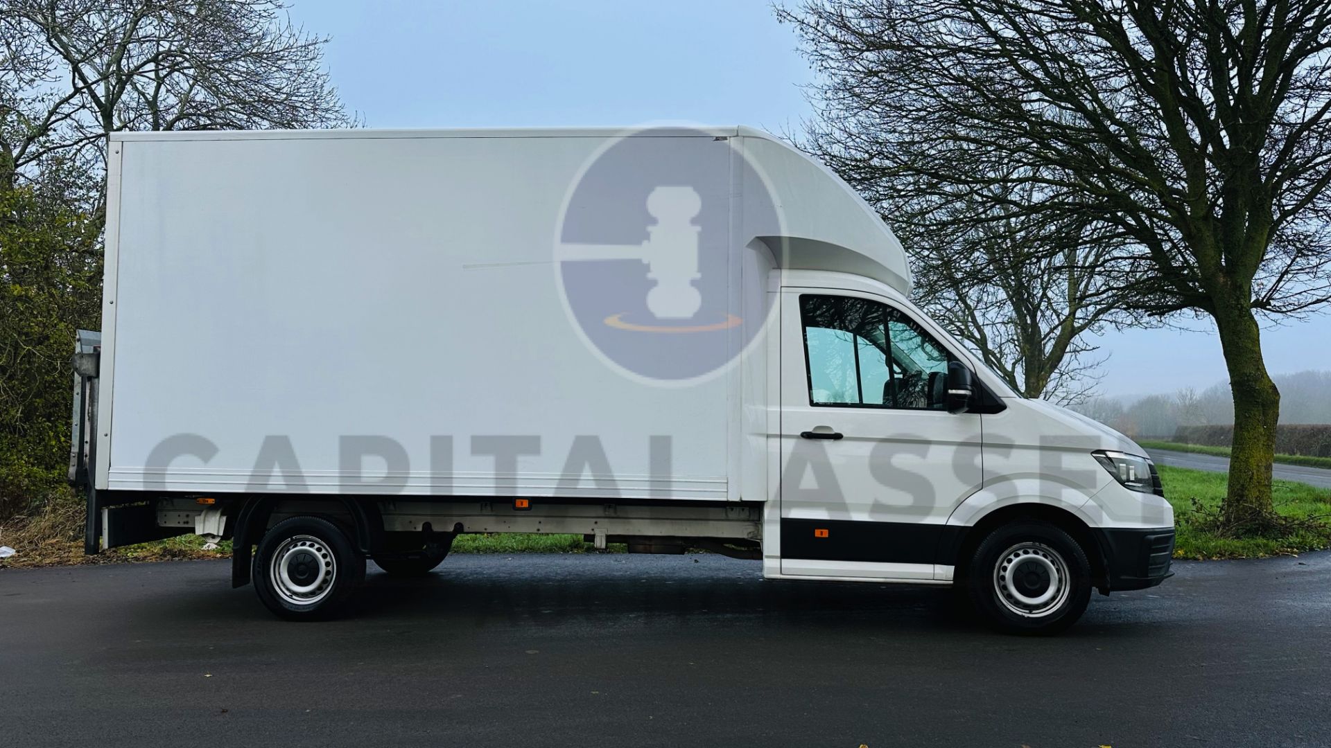 VOLKSWAGEN CRAFTER CR35 *LWB - LUTON / BOX VAN* (2020-EURO 6) 2.0 TDI - 6 SPEED *TAIL-LIFT* (3500KG) - Image 14 of 40