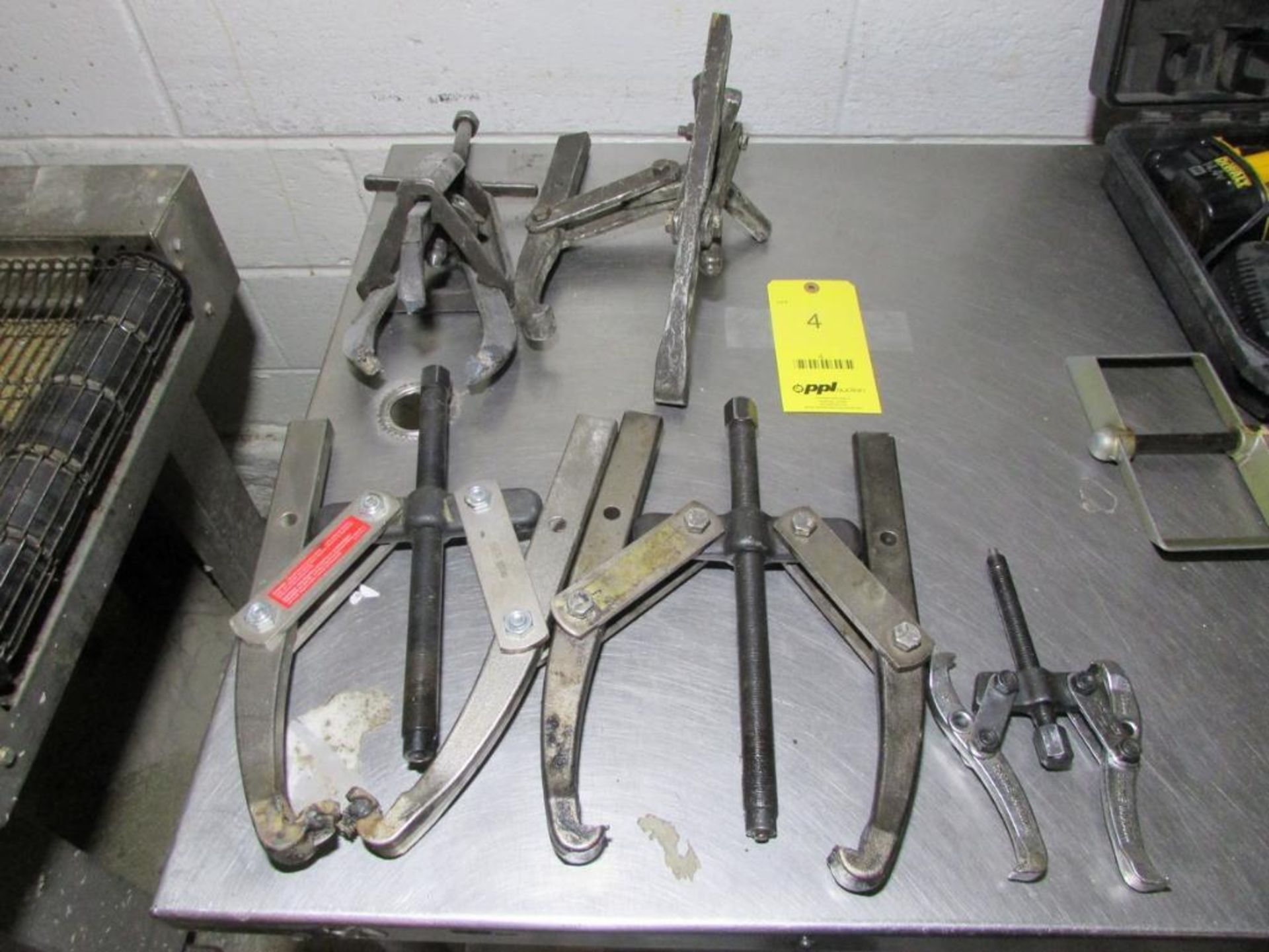 LOT: (5) Assorted Gear/Bearing Pullers