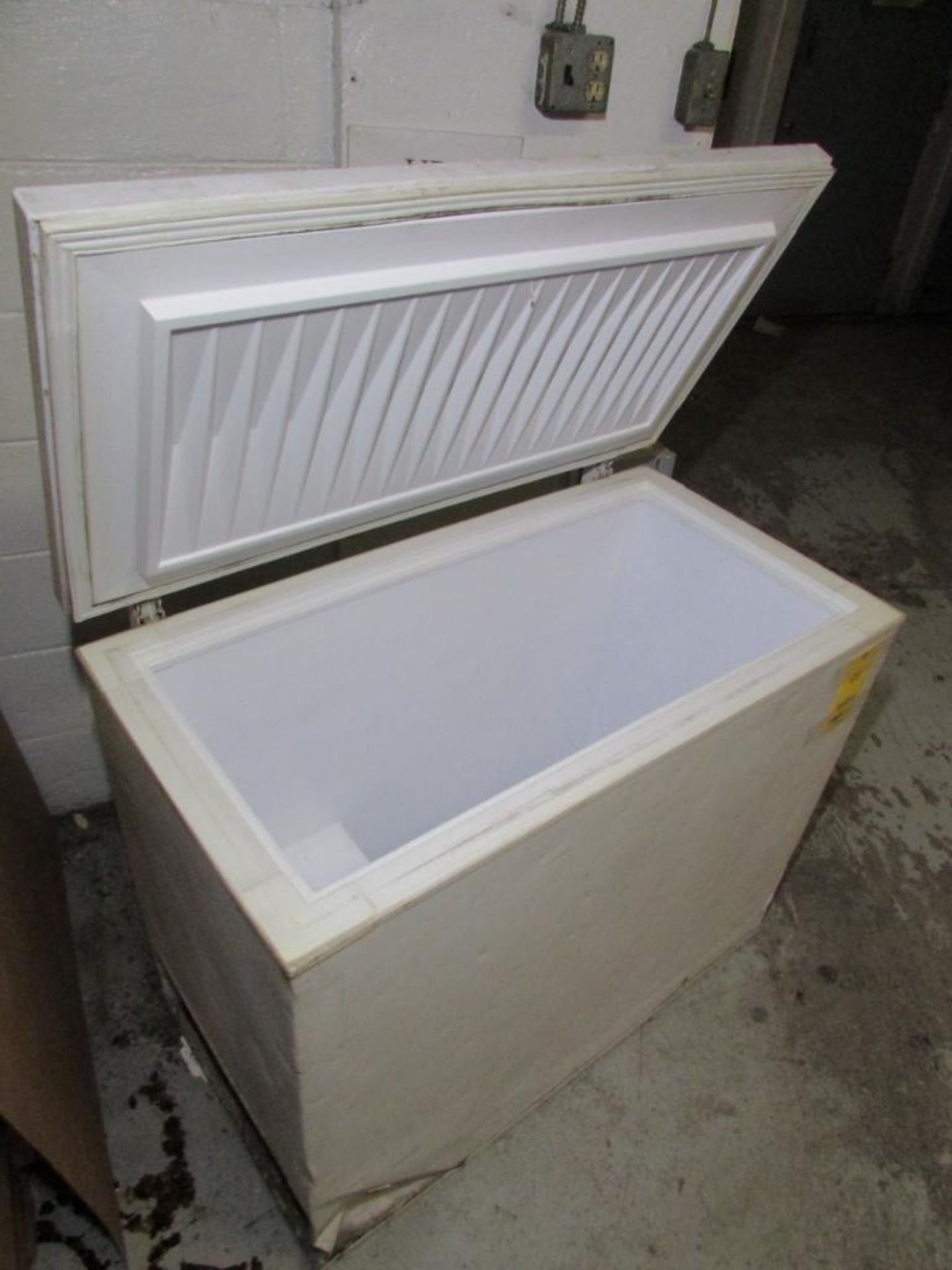 Commercial Chest Freezer, 36"x16"x28", 115V 60Hz 1PH - Image 3 of 4