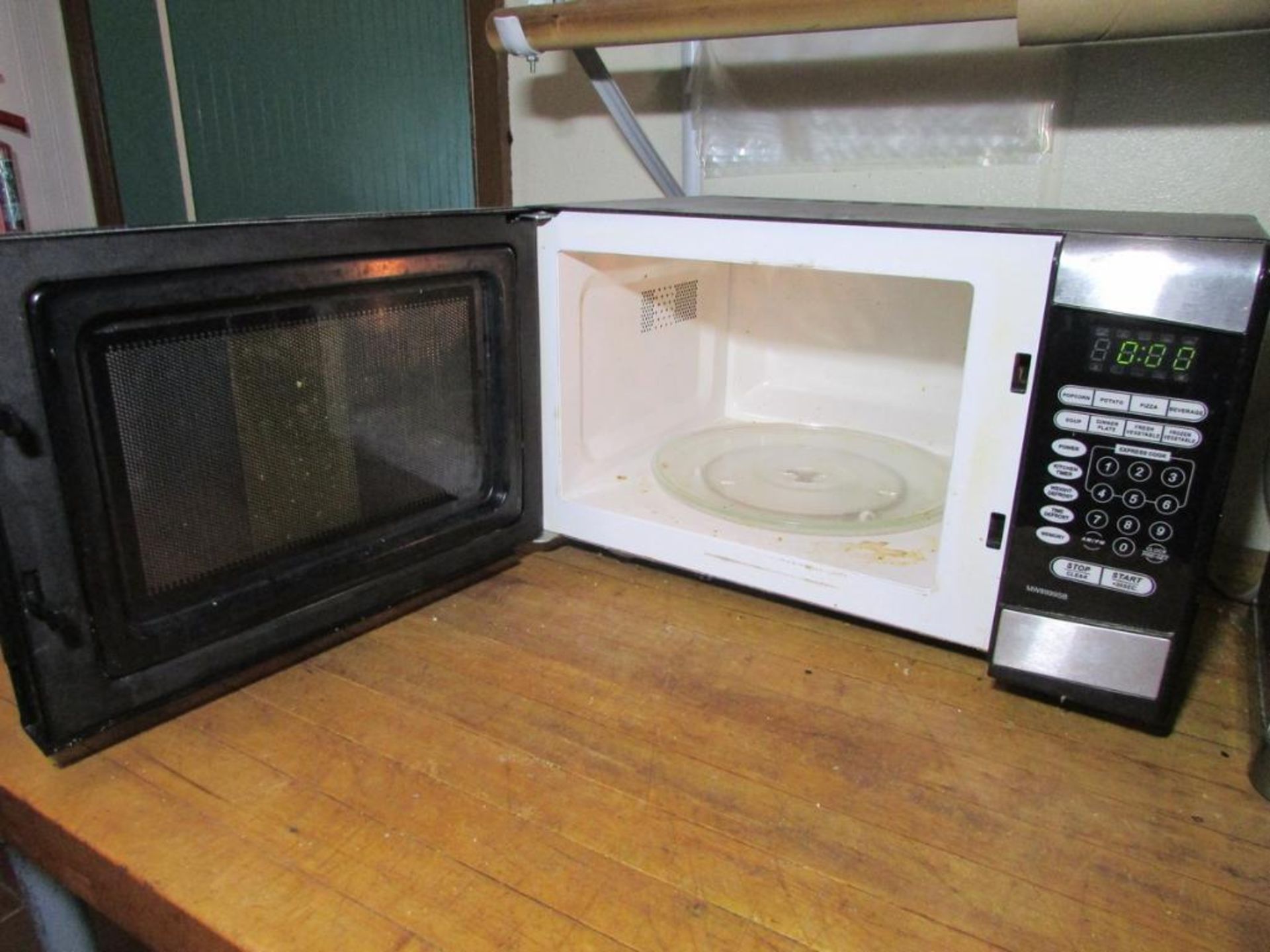 LOT: (3) Kitchen Appliances. Emerson MW8999SB 1300W Microwave, Cuisinart RBT-360SA 4-Slice Toaster, - Image 3 of 5