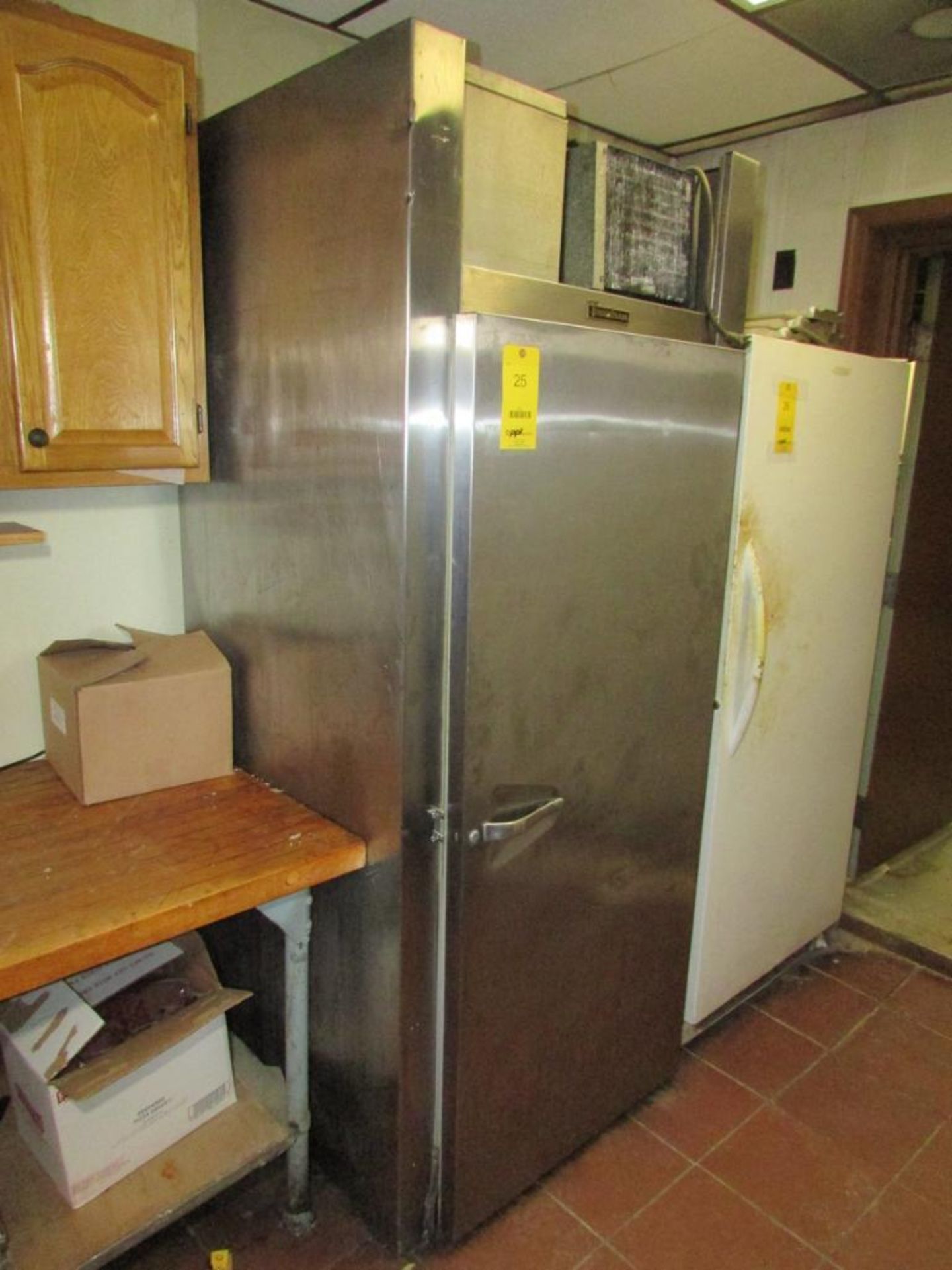 Traulsen & Co. ARI 1-32 LPUT Commercial Refrigerator. Approx. 30"x28"68" Chamber, 115V 60Hz 1PH. S/N