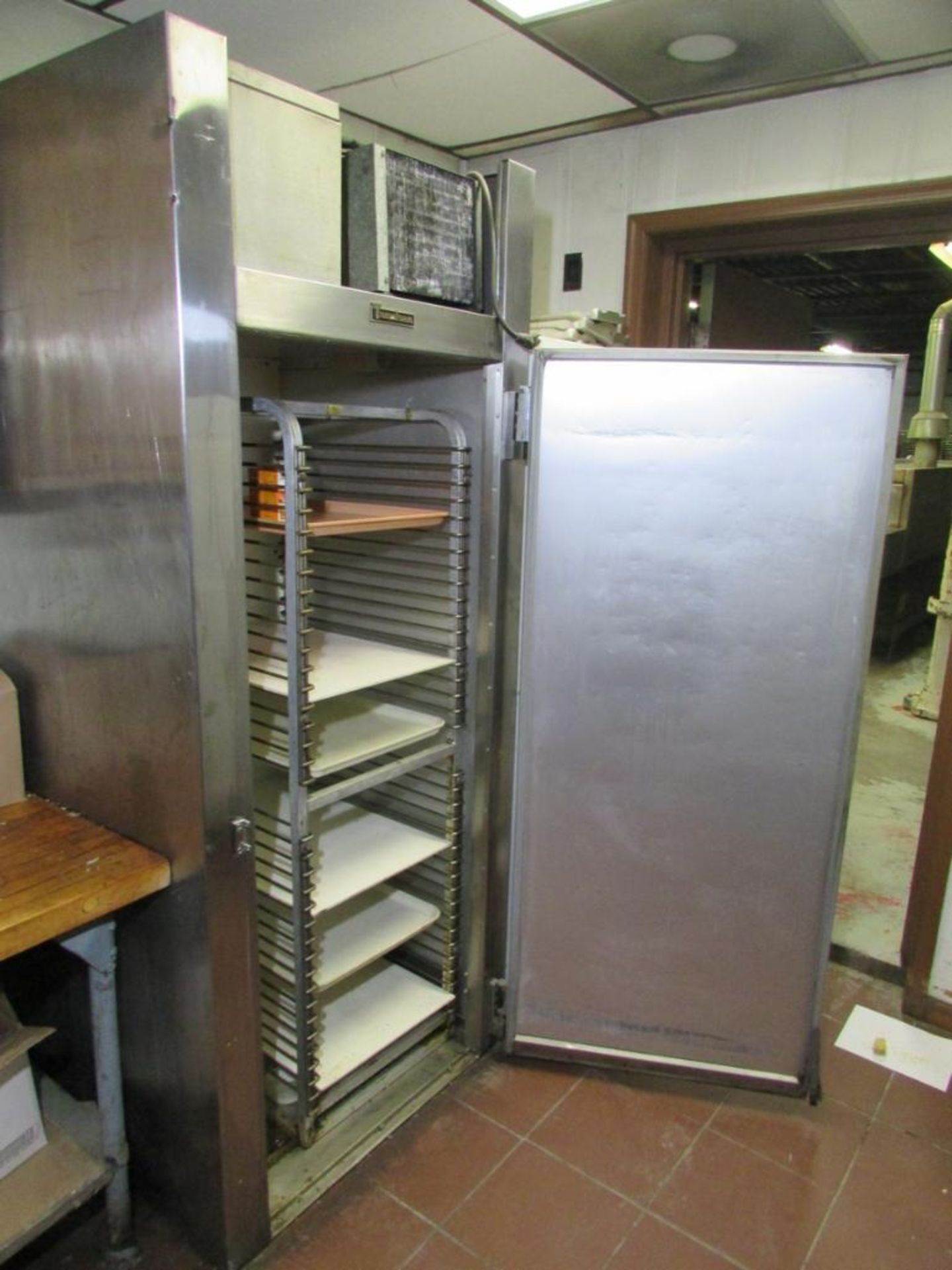 Traulsen & Co. ARI 1-32 LPUT Commercial Refrigerator. Approx. 30"x28"68" Chamber, 115V 60Hz 1PH. S/N - Image 2 of 5