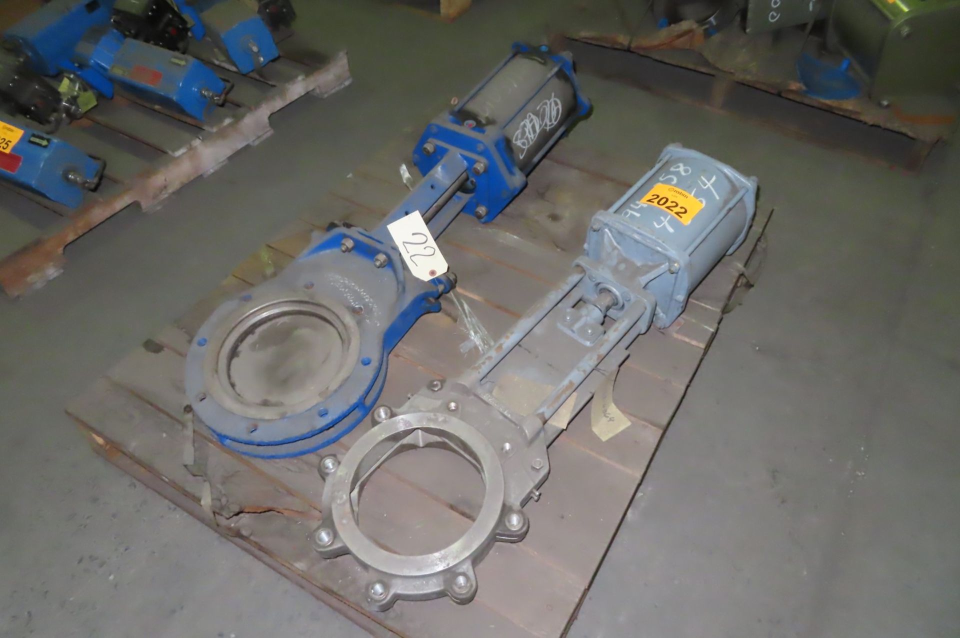 [LOT] (2) Stainless pneumatic gate valves, (1) Dezurik, (1) Wey [Area: Savage Warehouse]