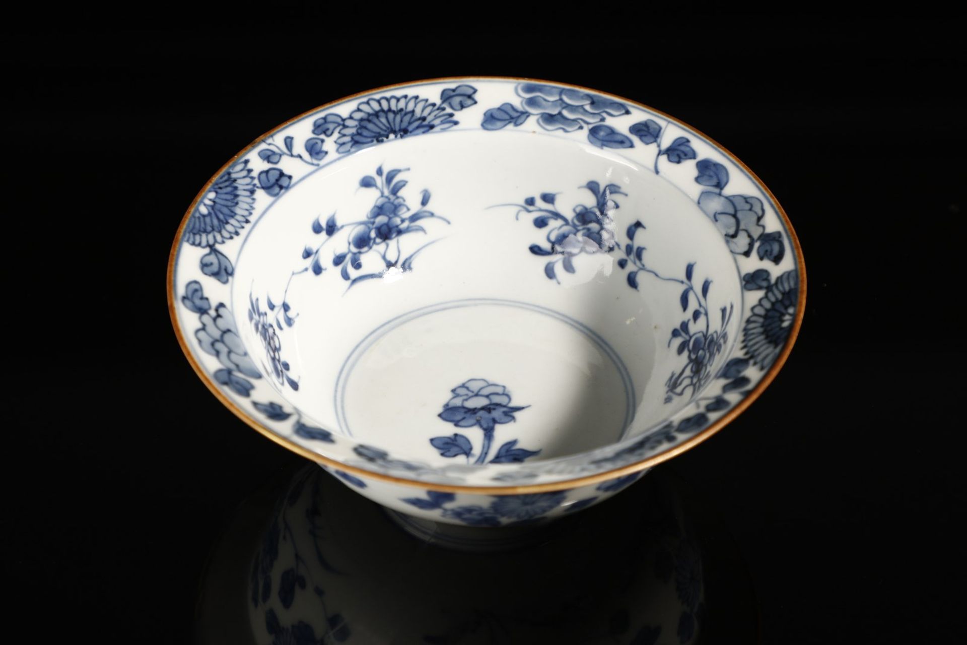 Arte Cinese  A blue and white porcelain bowl with floral decoration China, Qing dynasty, 17th centur - Bild 2 aus 5