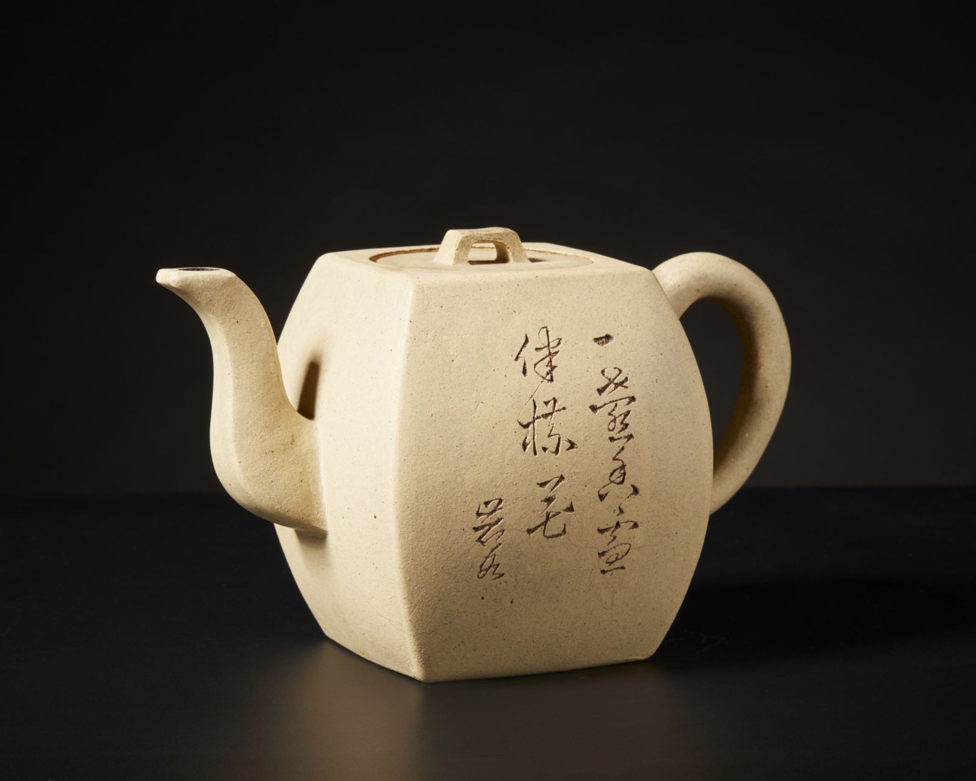 Arte Cinese  An Yixing beige teapot and coverChina, 20th century .