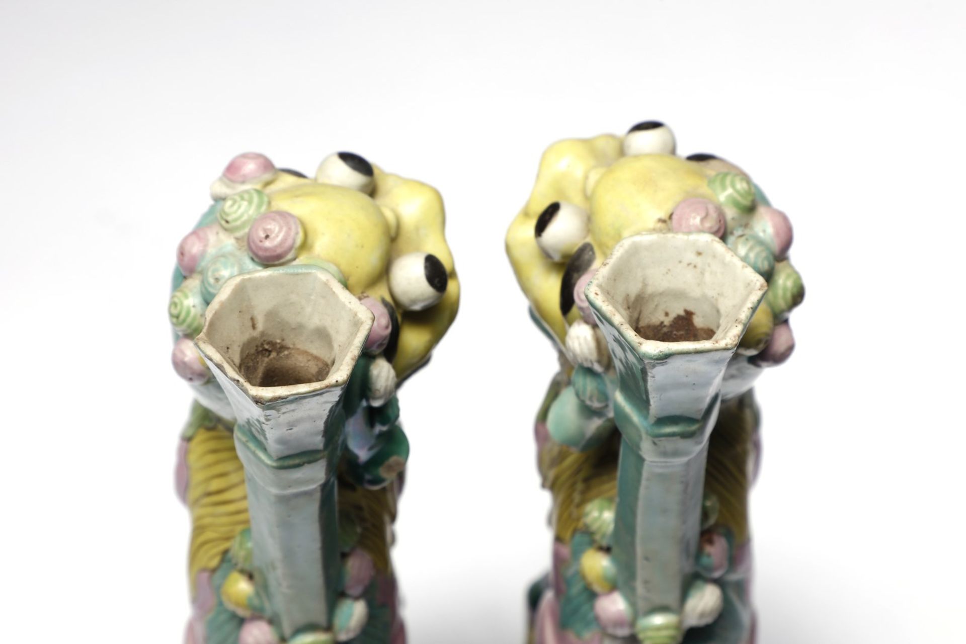 Arte Cinese  A pair of polychrome porcelain lion shaped incense holdersChina, Qing dynasty, 18th cen - Bild 5 aus 6