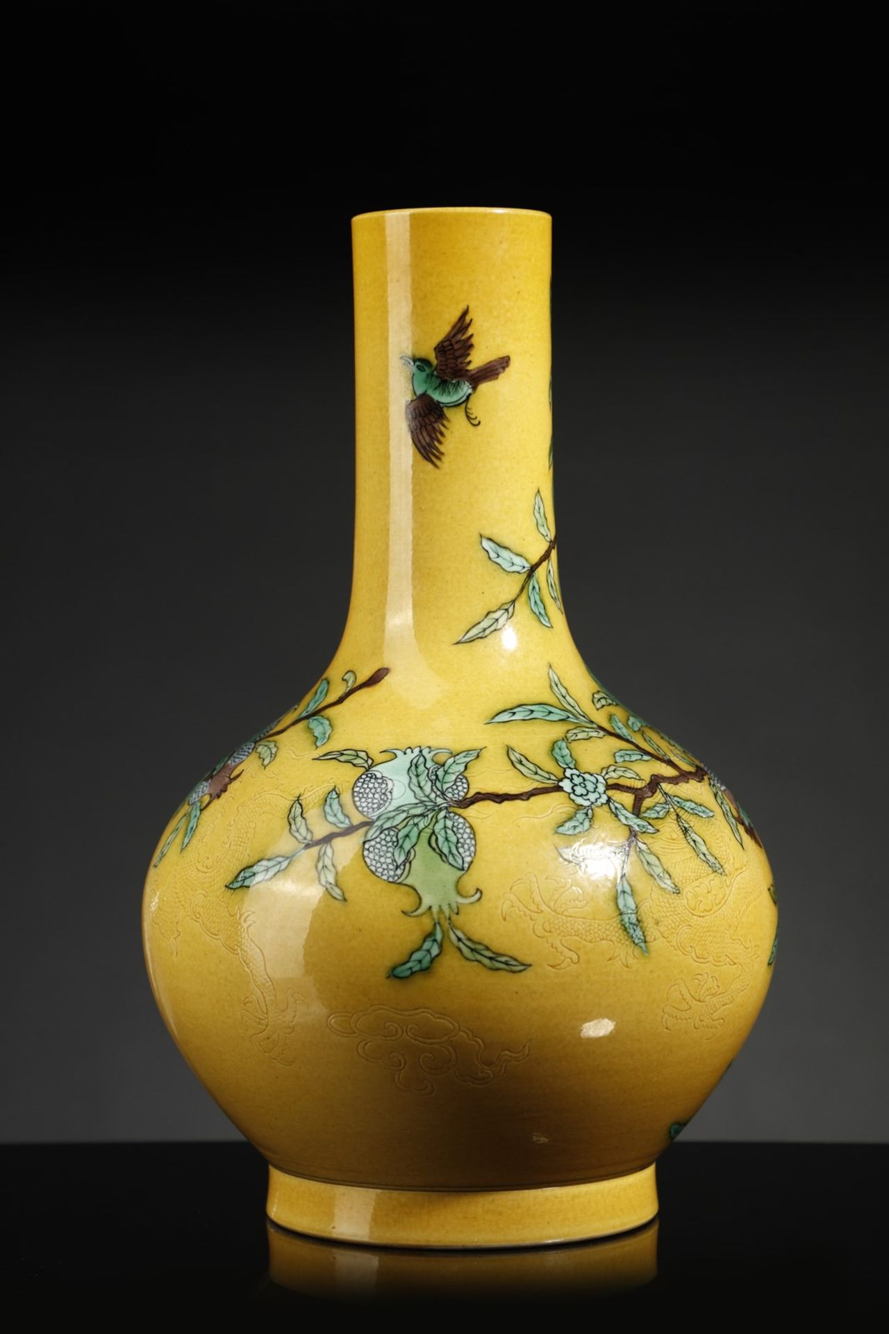 Arte Cinese A porcelain bottle vase over yellow ground China, 20th century . - Image 3 of 5