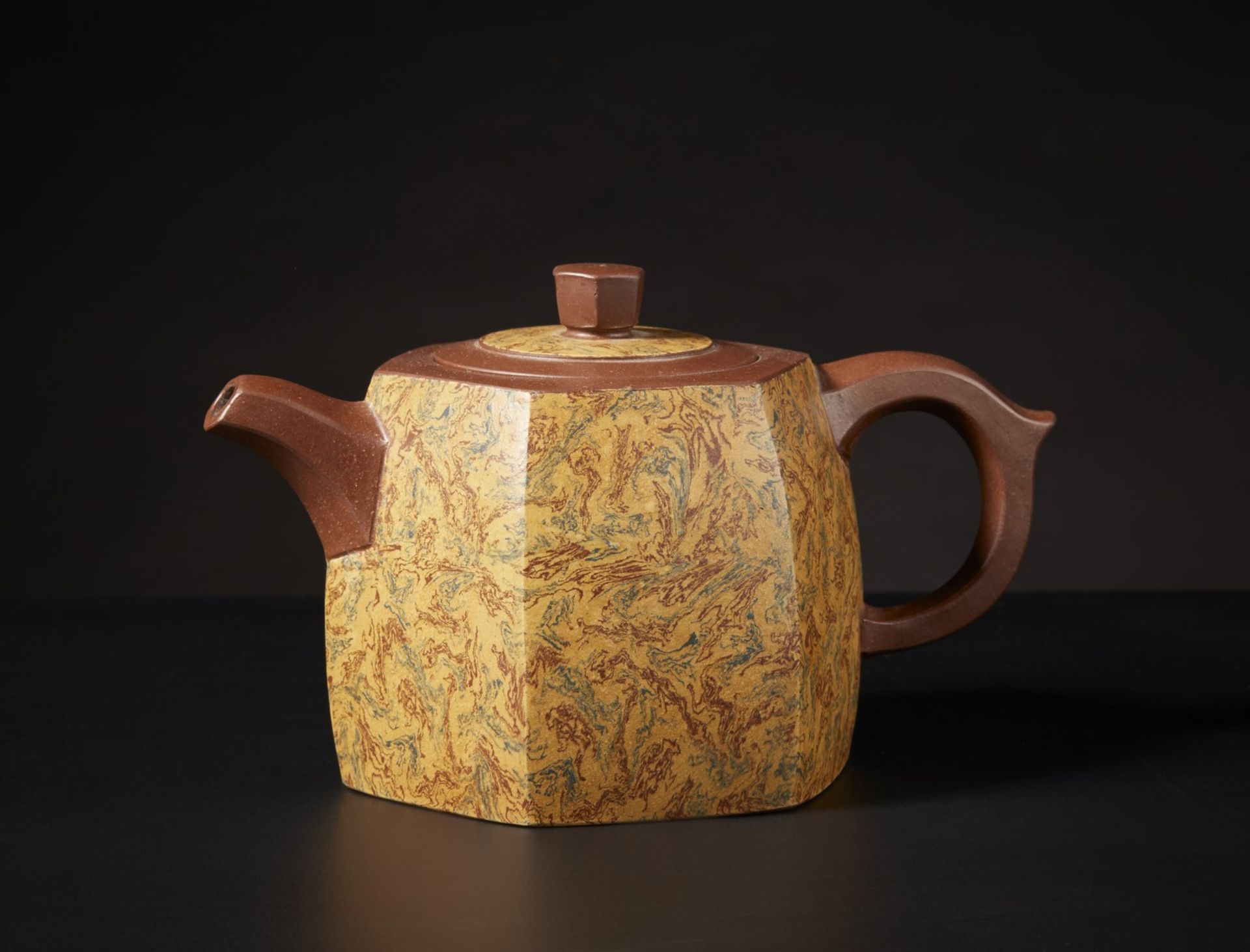 Arte Cinese  An Yixing teapot with marbled decorationChina, 20th century .