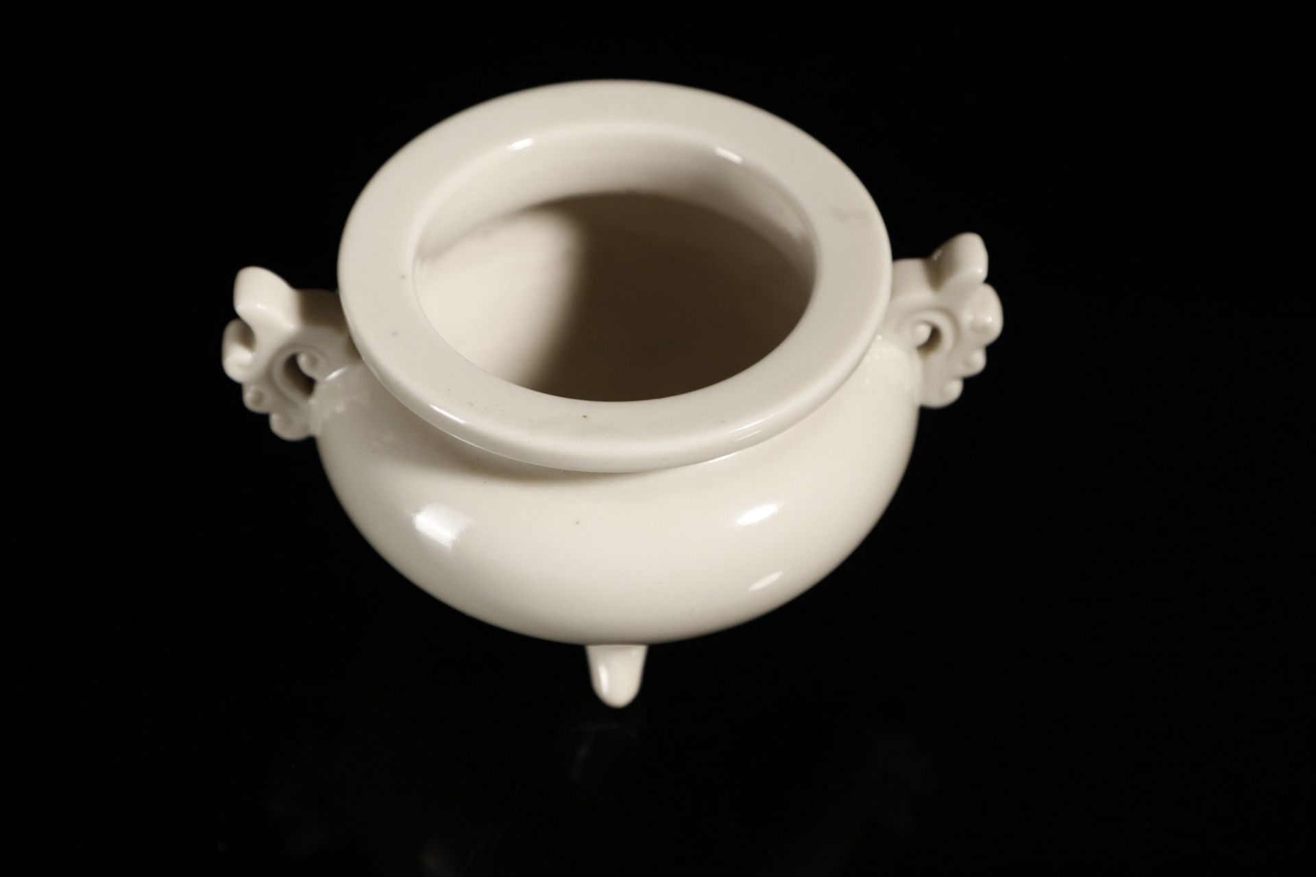 Arte Cinese  A tripod Dehua porcelain censer China, Qing dynasty, Kangxi period (1661-1722) . - Bild 2 aus 5