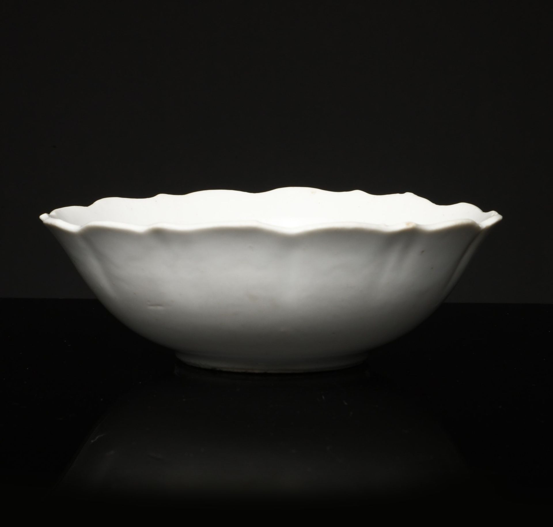 Arte Cinese  A Dehua porcelain bowl China, Qing dynasty, 17th century.