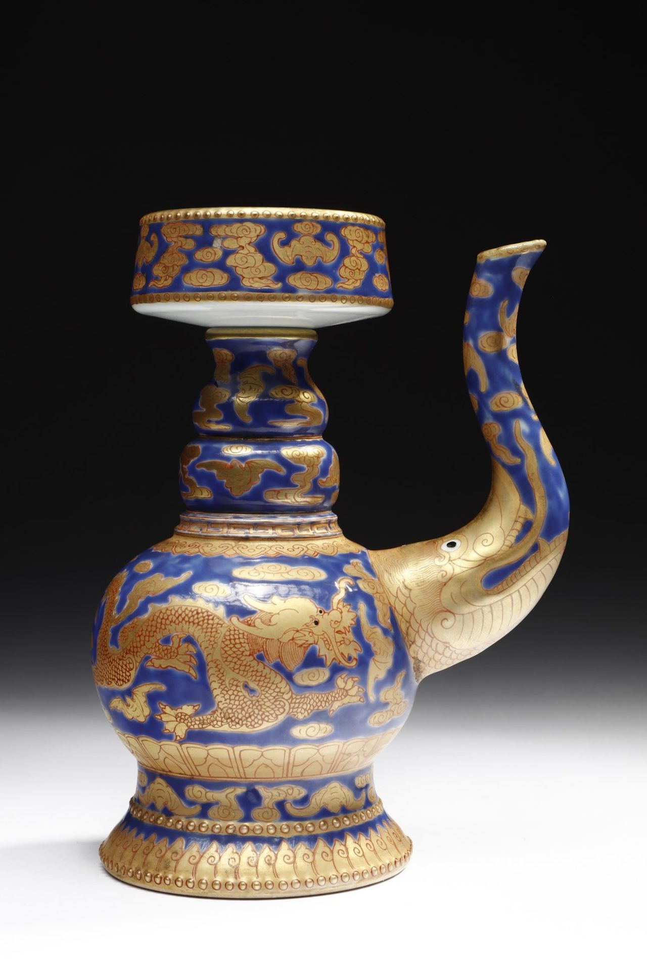 Arte Cinese A polychrome porcelain teapot China, 20th century .