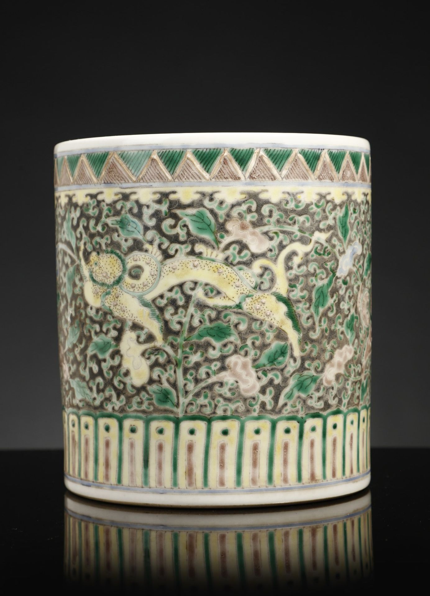 Arte Cinese  A porcelain brush pot BitongChina, Qing dynasty, Guangxu mark and period (1871-1908).